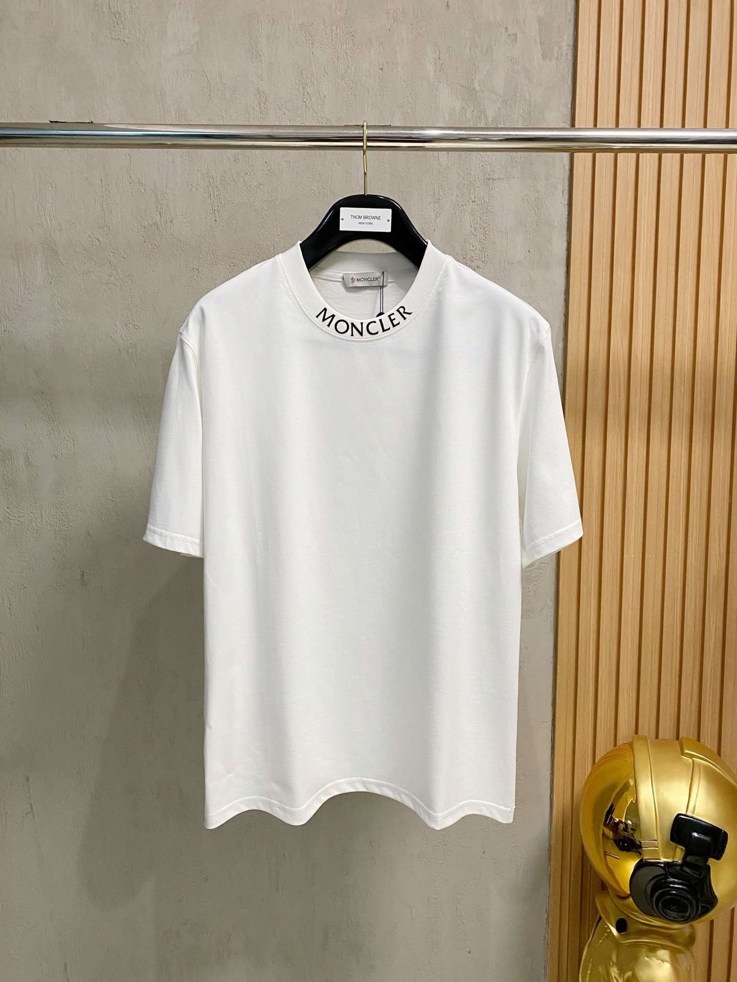 NO:428658,Moncler/Shirt New products for spring and summer 2025 are available in new products, complete three standards, pure cotton round neck short-sleeved T-shirt. Don’t need to introduce too much good products. Look at the details. Counter code M-XXXL 175/Suggestions L,, Moncler, T-shirt,tees, t-shirt,alexander wang19860909Moncler/蒙口 2025年春夏新品上新 三标齐全 纯棉圆领短袖T恤 好货不用过多介绍 看细节 专柜码数M-XXXL 175/建议L,,Moncler,T-shirt,tees，t-shirt,alexander wang,Men's clothing