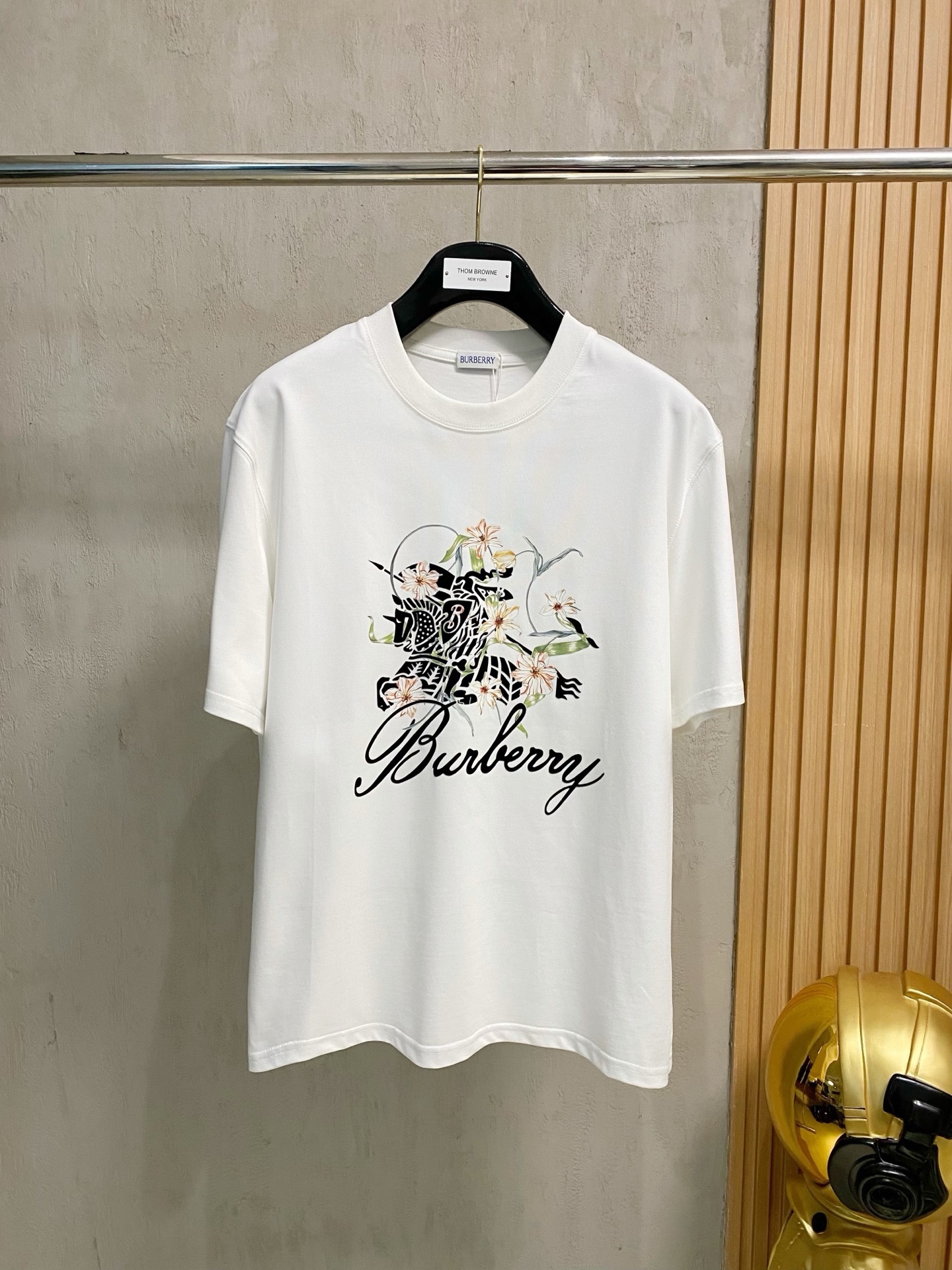 NO:428629,Burberry/Burberry New products for spring and summer 2025 are available in new products, complete three standards, pure cotton round neck short-sleeved T-shirt, no need to introduce too much good products, look at the details, counter number M-XXXL 175/Suggestions L,,burberry,burberry,T-shirt,tees,t-shirt,alexander wang19860909Burberry/巴宝莉 2025年春夏新品上新 三标齐全 纯棉圆领短袖T恤 好货不用过多介绍 看细节 专柜码数M-XXXL 175/建议L,,burberry,burberry,T-shirt,tees，t-shirt,alexander wang,Men's clothing