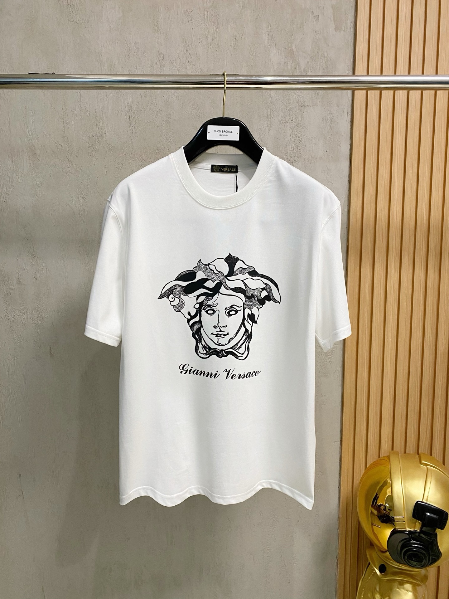 NO:428652,Versace/Versace 2025 new spring and summer new products are available, complete three standards, pure cotton round neck short-sleeved T-shirt, no need to introduce too much good products, look at the details, counter code M-XXXL 175/Suggestions L, versace, versace, T-shirt, tees, t-shirt, alexander wang19860909Versace/范思哲 2025年春夏新品上新 三标齐全 纯棉圆领短袖T恤 好货不用过多介绍 看细节 专柜码数M-XXXL 175/建议L,,versace,versace,T-shirt,tees，t-shirt,alexander wang,Men's clothing