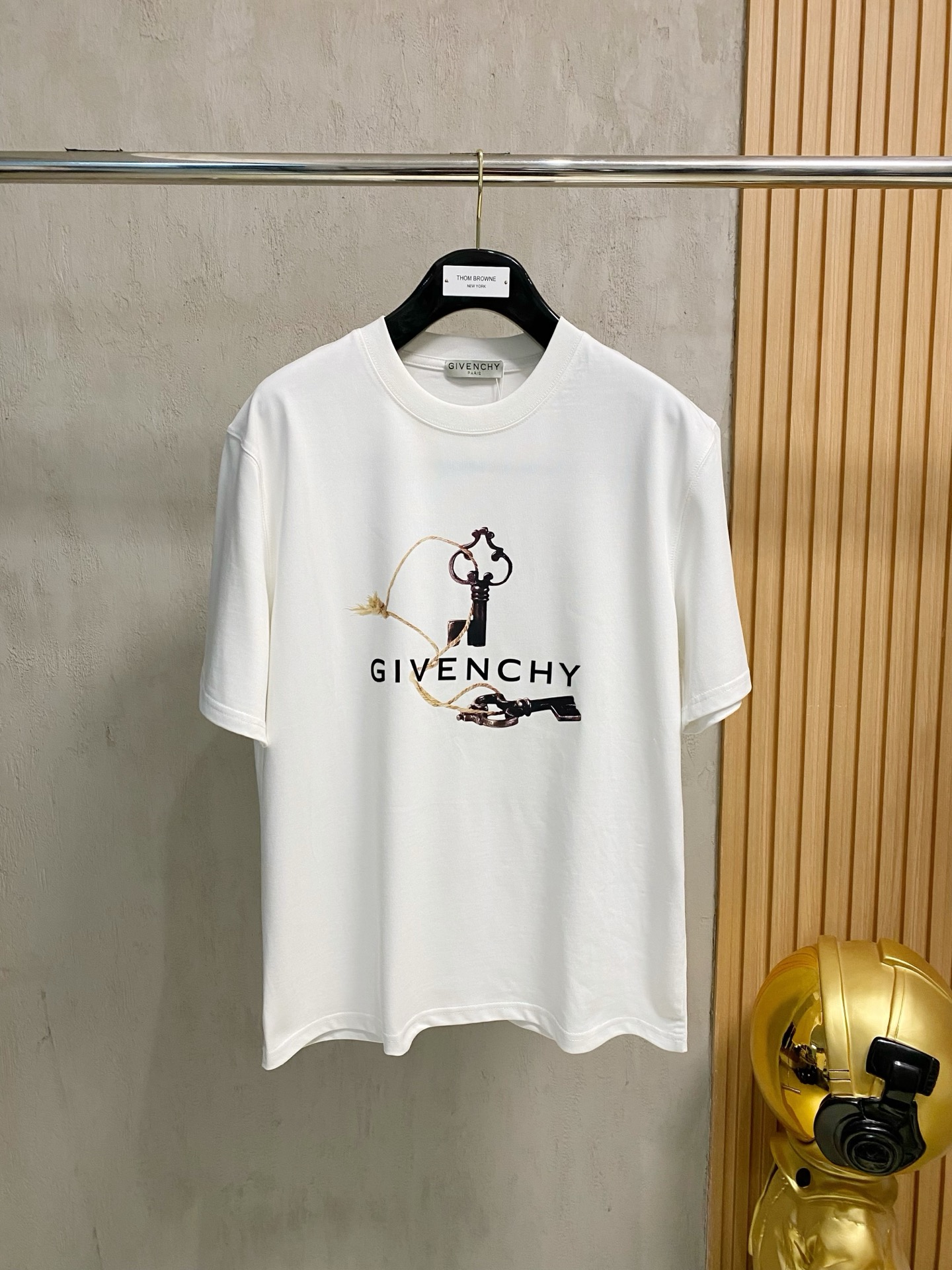 NO:428639,Givenchy New products for spring and summer 2025 are available in new products, complete three standards, pure cotton round neck short-sleeved T-shirts, no need to introduce too much good products, look at the details, counter code M-XXXL 175/Suggestions, given, given, given, T-shirt, tees, t-shirt, alexander wang19860909give/纪梵希 2025年春夏新品上新 三标齐全 纯棉圆领短袖T恤 好货不用过多介绍 看细节 专柜码数M-XXXL 175/建议L,,givenchy,givenchy,T-shirt,tees，t-shirt,alexander wang,Men's clothing