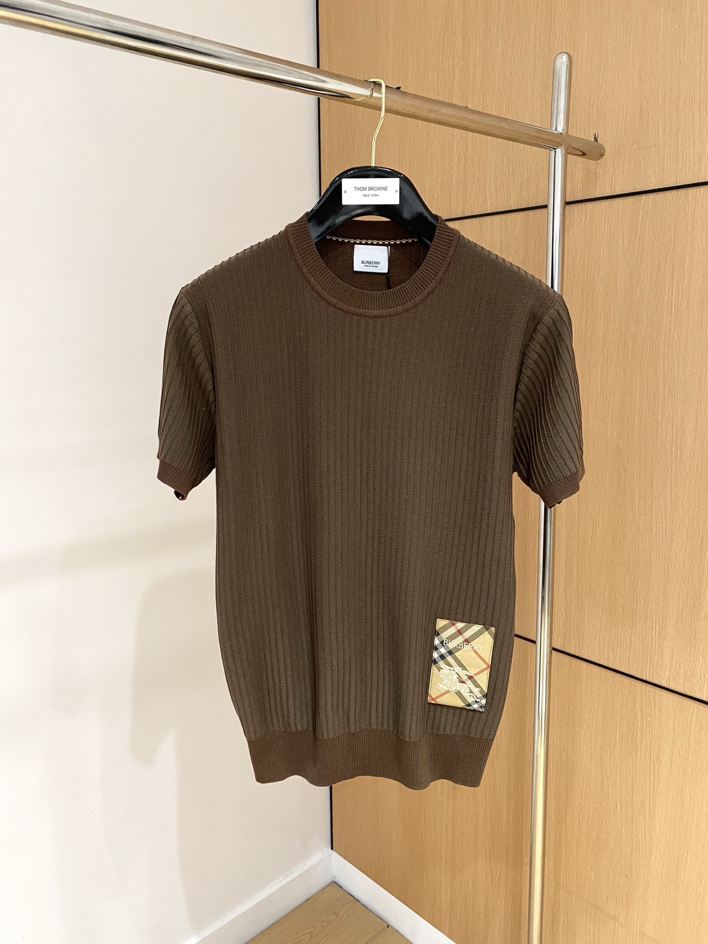 NO:908714,Burberry's 2026 spring and summer new knitted short-sleeved sweater, imported knitted fabric, soft to the touch. Top-grade imported private goods, trendy design of short-sleeved sweater without losing luxury. The quality is unquestionable. The upper body effect is great, the same style as the luxury official website!  Size M-3XL,,burberry,T-shirt,19860909巴宝莉 2026春夏新品针织短袖,进口针织面料,手感柔软.顶级进口私货,设计潮流短袖针织衫,不失奢华 品质毋庸置疑 上身效果超赞,奢华官网同款！尺码M-3XL,,burberry,T-shirt,,Men's clothing