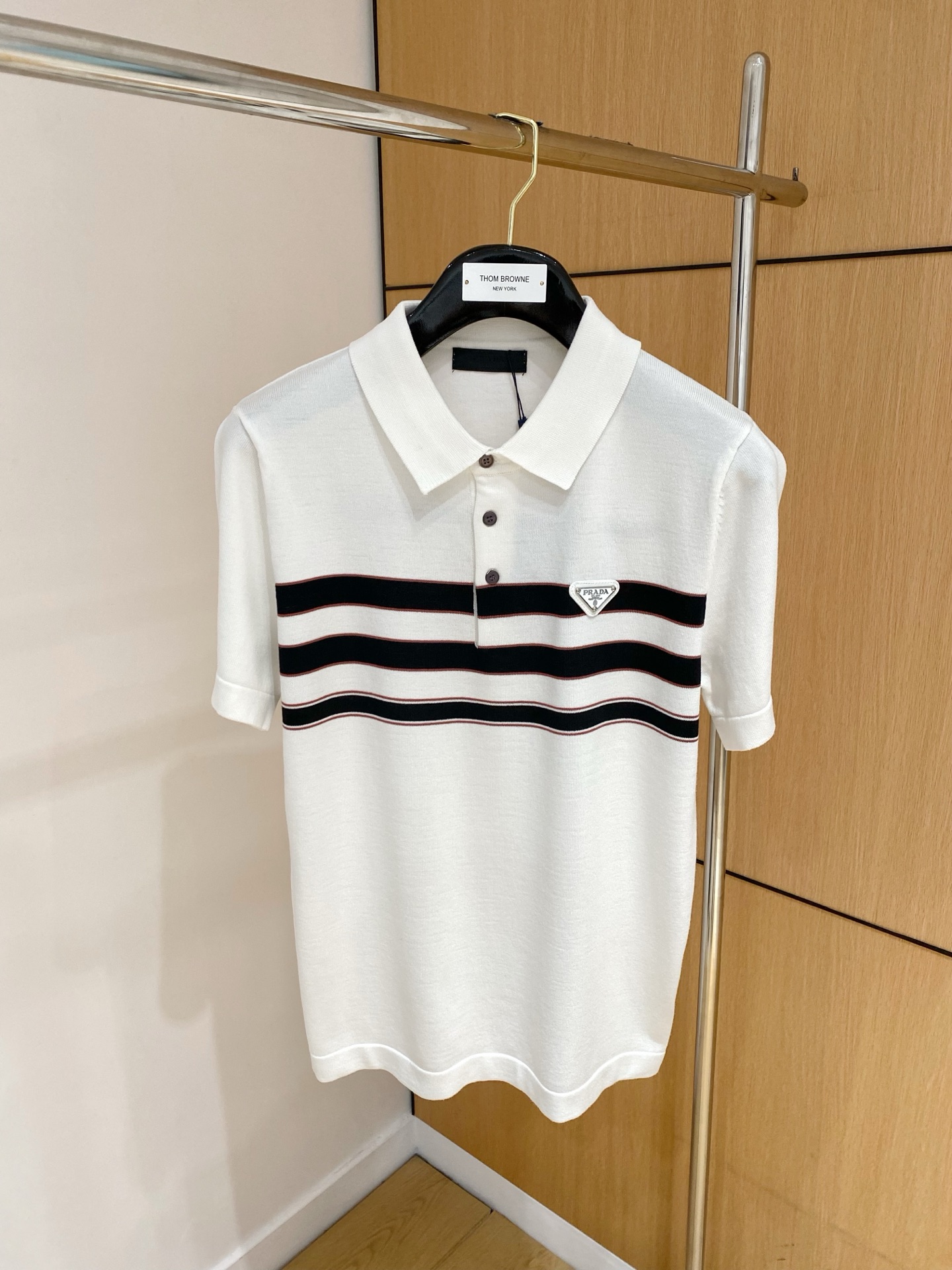 NO:908767,Prada 2026 spring and summer new knitted short-sleeved sweater, imported knitted fabric, soft to the touch. Top-grade imported private goods, trendy design of short-sleeved knitted sweater, without losing luxury. The quality is beyond doubt. The upper body effect is great, the same style as the luxury official website!  Size M-3XL,,prada,T-shirt,19860909普拉达 2026春夏新品针织短袖,进口针织面料,手感柔软.顶级进口私货,设计潮流短袖针织衫,不失奢华 品质毋庸置疑 上身效果超赞,奢华官网同款！尺码M-3XL,,prada,T-shirt,,Men's clothing
