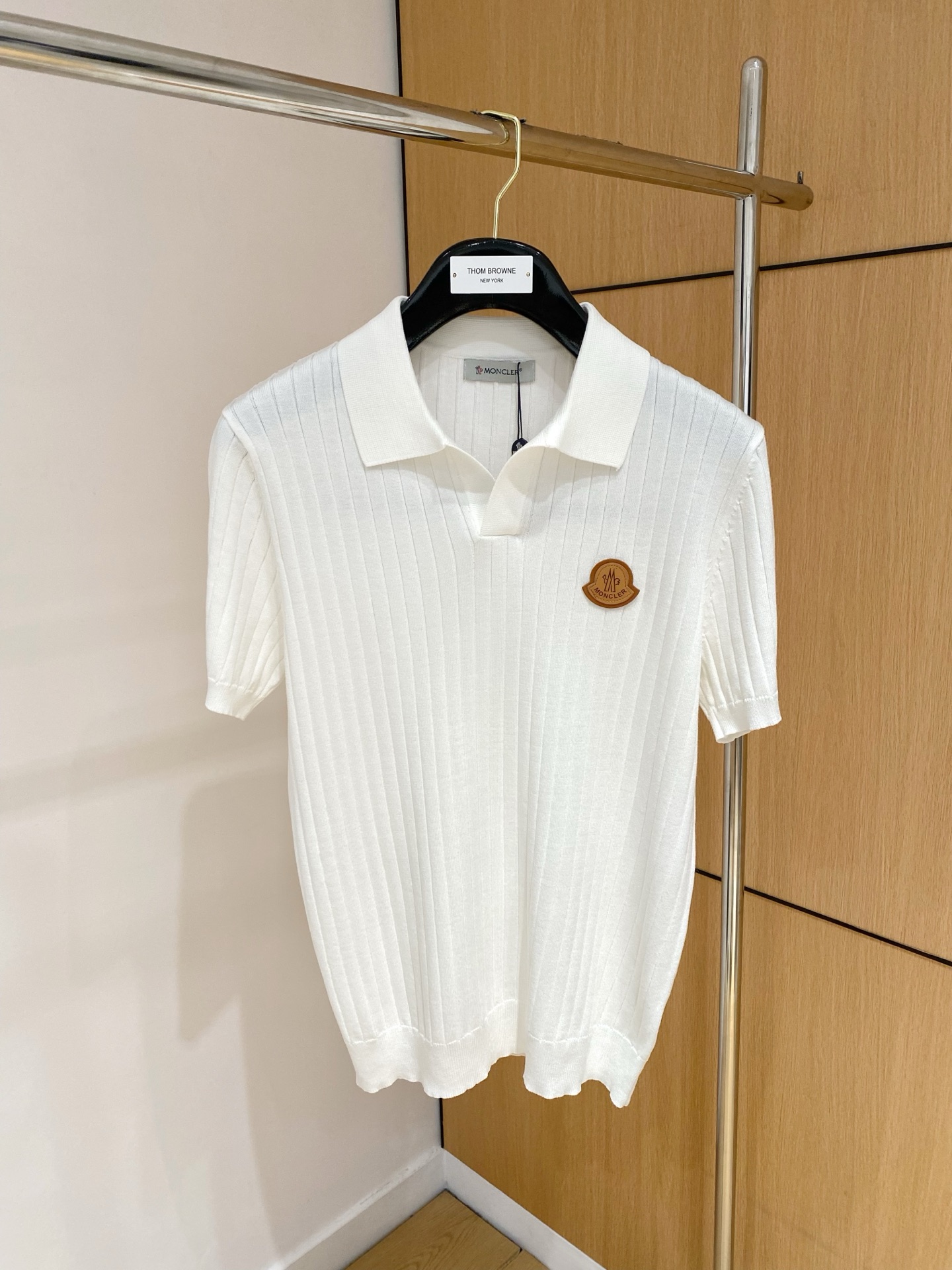 NO:908771,Mengkou 2026 spring and summer new knitted short-sleeved sweater, imported knitted fabric, soft to the touch. Top imported private goods, trendy design of short-sleeved sweater without losing luxury. The quality is unquestionable and the upper body effect is great. The same style as the luxury official website!  Size M-3XL,,Moncler,T-shirt,19860909蒙口 2026春夏新品针织短袖,进口针织面料,手感柔软.顶级进口私货,设计潮流短袖针织衫,不失奢华 品质毋庸置疑 上身效果超赞,奢华官网同款！尺码M-3XL,,Moncler,T-shirt,,Men's clothing
