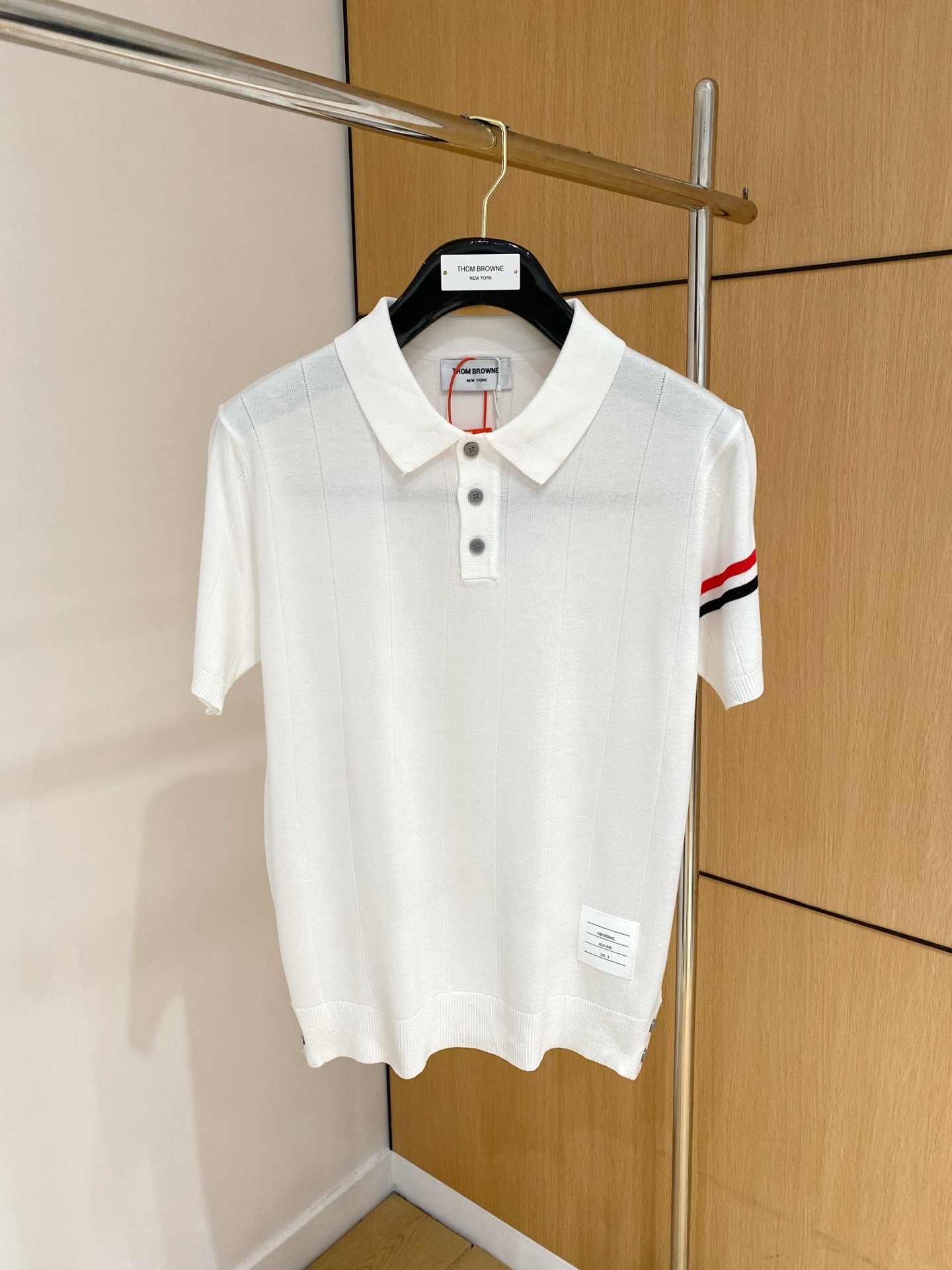 NO:908732,TB 2026 spring and summer new knitted short-sleeved sweater, imported knitted fabric, soft to the touch. Top imported private goods, trendy design of short-sleeved knitted sweater, without losing luxury. The quality is unquestionable. The upper body effect is great, the same style as the luxury official website!  Size M-3XL,,T-shirt,19860909TB 2026春夏新品针织短袖,进口针织面料,手感柔软.顶级进口私货,设计潮流短袖针织衫,不失奢华 品质毋庸置疑 上身效果超赞,奢华官网同款！尺码M-3XL,,T-shirt,,Men's clothing