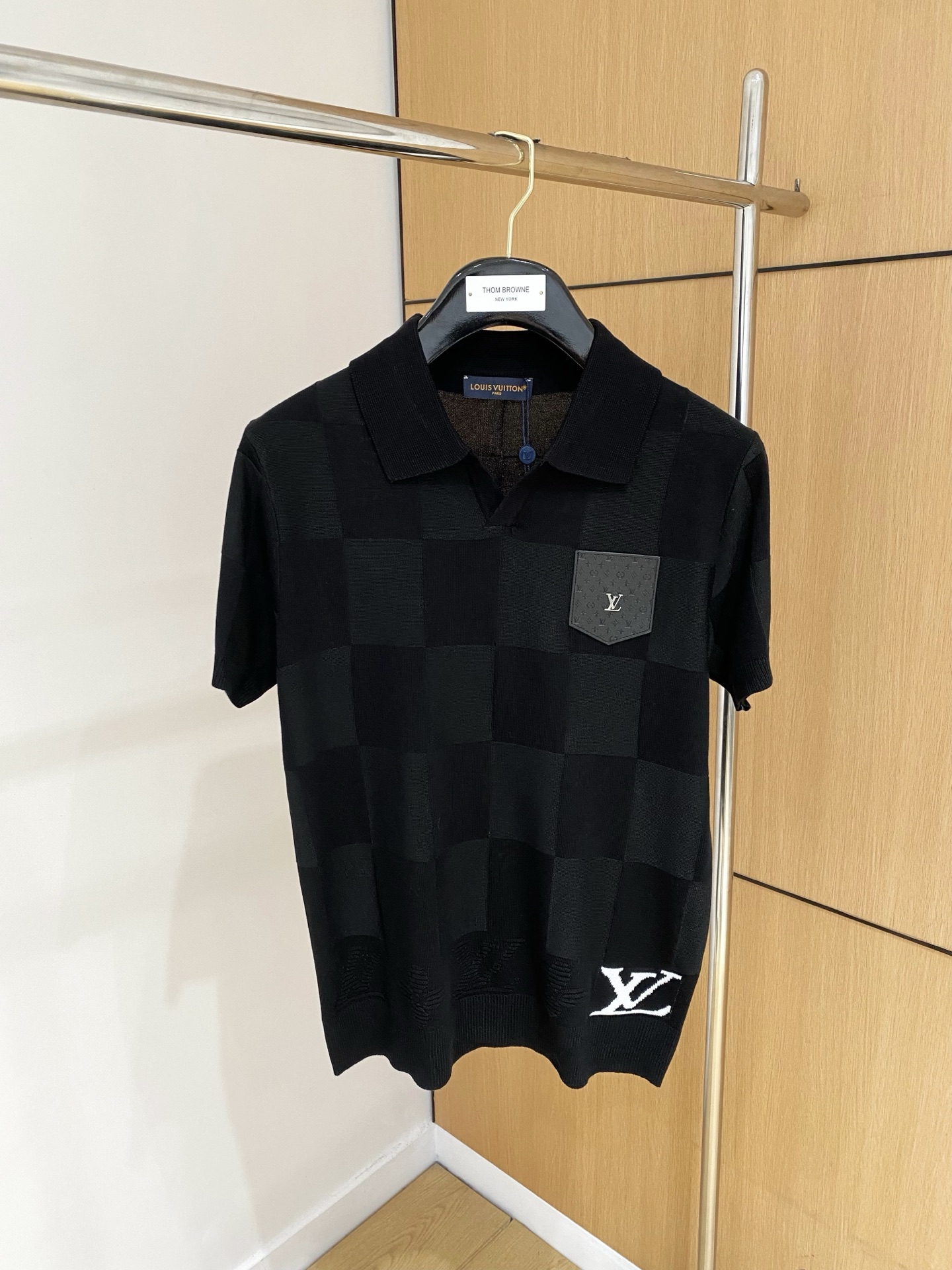 NO:908736,LV 2026 spring and summer new knitted short-sleeved sweater, imported knitted fabric, soft to the touch. Top imported private goods, trendy design of short-sleeved knitted sweater, without losing luxury. The quality is unquestionable. The upper body effect is great, the same style as the luxury official website!  Size M-3XL,,louis vuitton,T-shirt,19860909LV 2026春夏新品针织短袖,进口针织面料,手感柔软.顶级进口私货,设计潮流短袖针织衫,不失奢华 品质毋庸置疑 上身效果超赞,奢华官网同款！尺码M-3XL,,louis vuitton,T-shirt,,Men's clothing