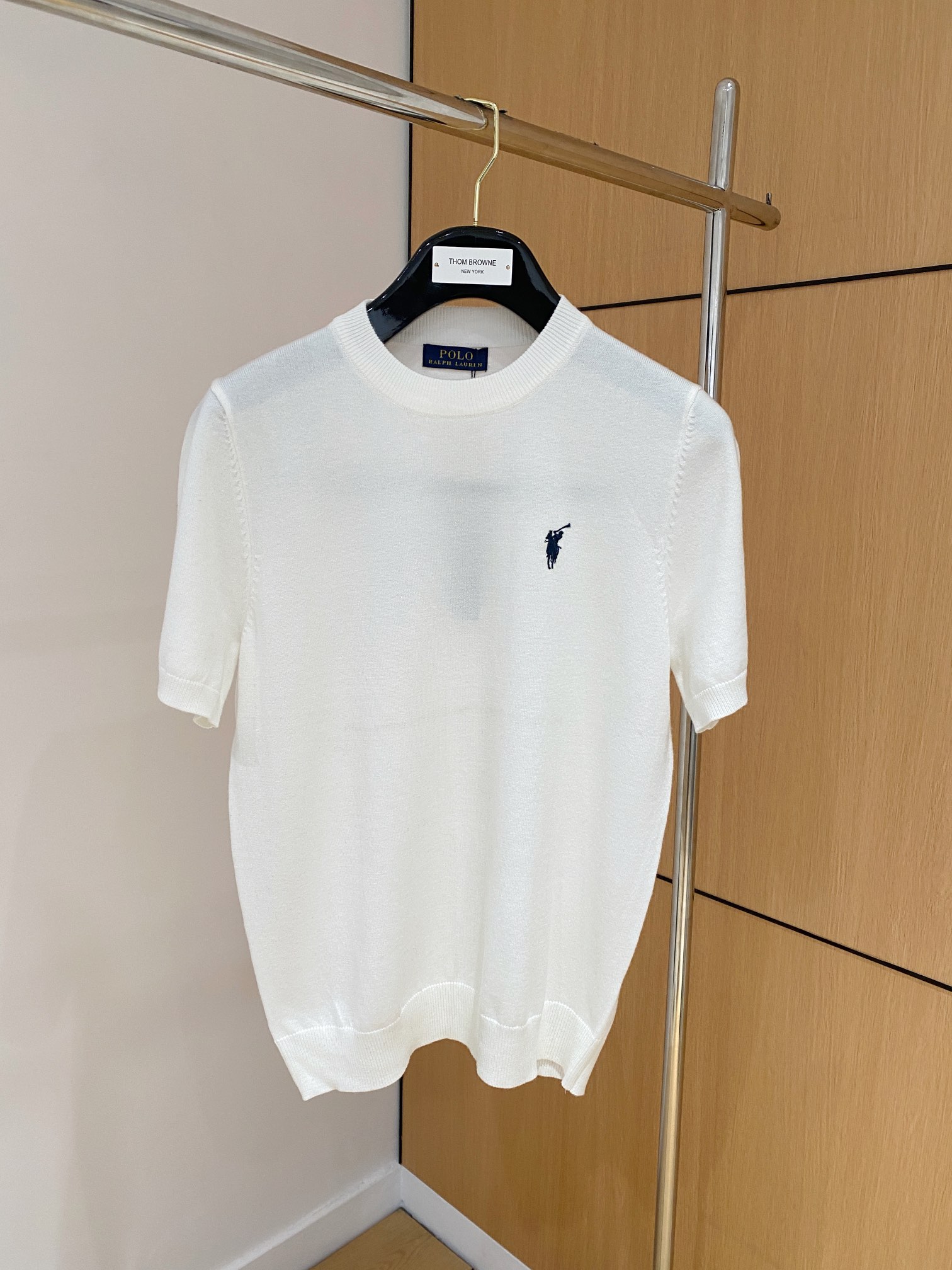 NO:908725,Paul's 2026 spring and summer new knitted short-sleeved sweater, imported knitted fabric, soft to the touch. Top-grade imported private goods, trendy design of short-sleeved sweater, without losing luxury. The quality is beyond doubt. The upper body effect is great, the same style as the luxury official website!  Size M-3XL,,T-shirt,19860909保罗 2026春夏新品针织短袖,进口针织面料,手感柔软.顶级进口私货,设计潮流短袖针织衫,不失奢华 品质毋庸置疑 上身效果超赞,奢华官网同款！尺码M-3XL,,T-shirt,,Men's clothing