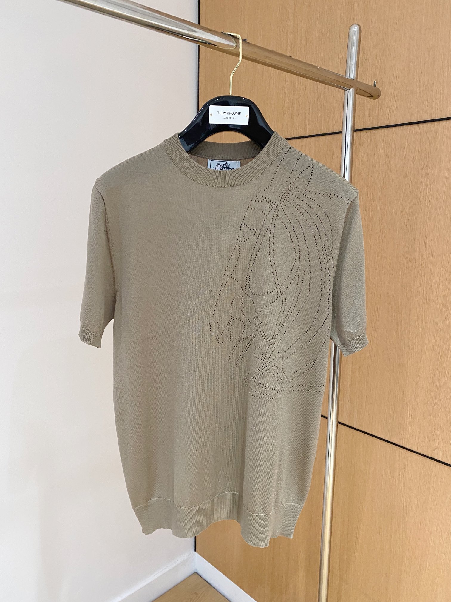 NO:908721,Hermès 2026 spring and summer new knitted short-sleeved sweater, imported knitted fabric, soft to the touch. Top-grade imported private goods, trendy design of short-sleeved knitted sweater, without losing luxury. The quality is beyond doubt. The upper body effect is great, the same style as the luxury official website!  Size M-3XL,,hermes,T-shirt,19860909爱马仕 2026春夏新品针织短袖,进口针织面料,手感柔软.顶级进口私货,设计潮流短袖针织衫,不失奢华 品质毋庸置疑 上身效果超赞,奢华官网同款！尺码M-3XL,,hermes,T-shirt,,Men's clothing