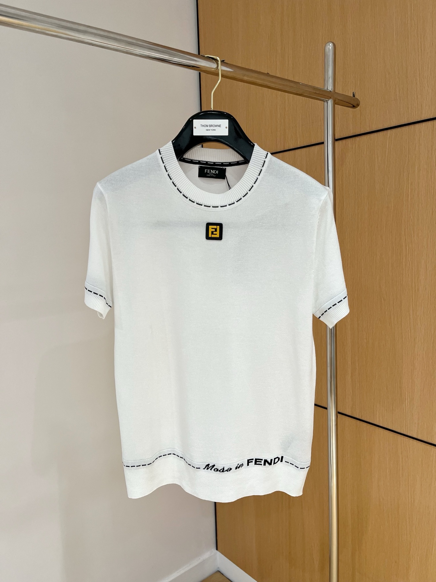 NO:908729,Fendi 2026 spring and summer new knitted short-sleeved sweater, imported knitted fabric, soft to the touch. Top-grade imported private goods, short-sleeved sweater with trendy design, without losing luxury. The quality is beyond doubt. The upper body effect is great, the same style as the luxury official website!  Size M-3XL,,fendi,T-shirt,19860909芬迪 2026春夏新品针织短袖,进口针织面料,手感柔软.顶级进口私货,设计潮流短袖针织衫,不失奢华 品质毋庸置疑 上身效果超赞,奢华官网同款！尺码M-3XL,,fendi,T-shirt,,Men's clothing