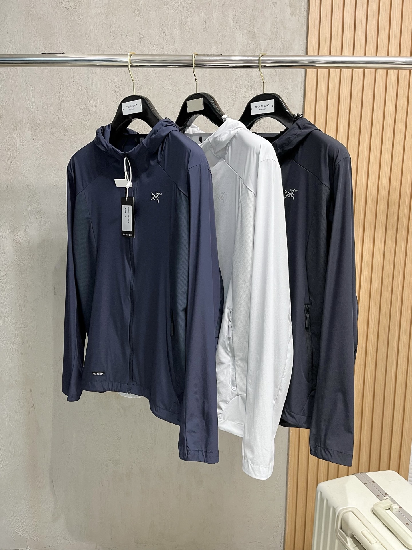 NO:138672,Archaeopteryx 2025 spring and summer new men's sun protection suit thin jacket, unique customized sun protection four-sided elastic fabric, excellent elasticity and elasticity, four-way stretching, the fabric is elastic in the warp, weft, horizontal, vertical and diagonal directions, adaptable to large-scale physical activities, such as exercise and squat and not easy to deform. The elastic fiber blending process is adopted to ensure that it can quickly return to its original state after multiple stretches, avoid slack and bulging, comfortable fit, no sense of restraint, adaptive tailoring, no need to rely on complex pattern design, can naturally fit the body curve, light and breathable, high-density braiding or microporous structure technology, take into account elasticity and breathability, reduce the sense of stuffiness, and is suitable for long-term wear. High-strength wear-resistant, long service life, tear resistance, and through the scientific ratio of polyester fiber, nylon and elastic fiber, the fabric's anti-friction and anti-slide performance is improved, especially suitable for outdoor sports or high-frequency use scenarios.  Wash-resistant and wearable, high-quality four-sided elastic fabrics are processed after anti-pilling, anti-static and other post-organization processes, and can still maintain elasticity and color stability after repeated machine washing. Improve the comfort and skin-friendly feeling of daily wear. The elastic woven structure balances elasticity and fabric clarity. Post-organization technology, woven, moisture-absorbing and sweat-proof coating, UV-proof treatment, etc., expands functional applicability, such as sun-proof four-sided elastic jackets. Four-sided elastic fabrics have become the first choice for sports, casual and functional clothing with all-round elasticity, durability and wide applicability. At the same time, it continuously expands its combination of fashion and technology through process innovation. Zipper pockets are convenient to store small objects; cuff elastic adjustment and hem drawstring enhance fit to prevent the jacket from shifting during movement. It is both fashionable and practical, simple and versatile, and neatly tailored. It provides solid color, gradient color or contrasting color design to meet daily commuting!  Number of codes (48-56) m-3xl,arc'teryx,jackets & coats,alexander wang19860909始祖鸟 2025春夏新款男士防晒服轻薄外套,独特订制防晒四面弹面料,卓越的弹性与回弹性,四向拉伸,面料在经纬,横向与纵向及对角线方向均具备弹性,适应大幅度的身体活动,如运动、蹲坐且不易变形. 采用弹性纤维混纺工艺,确保多次拉伸后仍能快速恢复原状,避免松弛、鼓包,舒适贴合,无束缚感,自适应剪裁,无需依赖复杂版型设计,即可自然贴合身体曲线,轻薄透气,高密度编织或微孔结构工艺,兼顾弹性与透气性,减少闷热感,适合长时间穿着.高强耐磨,使用寿命长,抗撕裂性,通过聚酯纤维、锦纶与弹性纤维的科学配比,提升面料抗摩擦、抗勾丝性能,尤其适合户外运动或高频使用场景. 耐洗耐穿,优质四面弹面料经防起球、抗静电等后整理工艺处理,反复机洗后仍能保持弹性和色泽稳定性.提升日常穿着的舒适度高重亲肤感,弹力梭织结构,平衡弹性与面料挺括度. 后整理技术,磨毛、吸湿排汗涂层、防紫外线处理等,扩展功能适用性,如防晒四面弹外套,四面弹面料凭借全方位的弹性、持久的耐用性及广泛的适用性,成为运动、休闲、功能性服饰的首选材质,同时通过工艺创新不断拓展其在时尚与科技领域的结合.拉链口袋方便存放小物；袖口松紧调节、下摆抽绳增强贴合性,防止活动时外套移位. 时尚与实用兼备,简约百搭,剪裁利落,提供纯色、渐变色或撞色设计,满足日常通勤！ 码数(48-56）m-3xl,arc'teryx,jackets & coats,alexander wang,Men's clothing