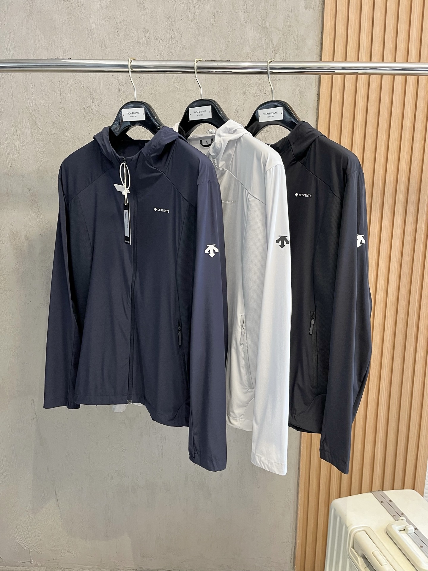 NO:138712,DiSanter's new spring and summer 2025 men's sun protection suit thin jacket, unique customized sun protection four-sided elastic fabric, excellent elasticity and elasticity, four-way stretching, the fabric is elastic in the warp, weft, horizontal, longitudinal and diagonal directions, adaptable to large-scale physical activities, such as exercise and squat and not easy to deform. The elastic fiber blending process is adopted to ensure that it can quickly return to its original state after multiple stretches, avoid slack and bulging, comfortable fit, no sense of restraint, adaptive tailoring, and no need to rely on complex pattern designs to naturally fit the body curve, light and breathable, high-density braiding or microporous structure technology, taking into account elasticity and breathability, reducing the sense of stuffiness, suitable for long-term wear. High-strength wear-resistant, long service life, tear resistance, and through the scientific ratio of polyester fiber, nylon and elastic fiber, the fabric's anti-friction and anti-slide performance is improved, especially suitable for outdoor sports or high-frequency use scenarios.  Wash-resistant and wearable, high-quality four-sided elastic fabrics are processed after anti-pilling, anti-static and other post-organization processes, and can still maintain elasticity and color stability after repeated machine washing. Improve the comfort and skin-friendly feeling of daily wear. The elastic woven structure balances elasticity and fabric clarity. Post-organization technology, woven, moisture-absorbing and sweat-proof coating, UV-proof treatment, etc., expands functional applicability, such as sun-proof four-sided elastic jackets. Four-sided elastic fabrics have become the first choice for sports, casual and functional clothing with all-round elasticity, durability and wide applicability. At the same time, it continuously expands its combination of fashion and technology through process innovation. Zipper pockets are convenient to store small objects; cuff elastic adjustment and hem drawstring enhance fit to prevent the jacket from shifting during movement. It is both fashionable and practical, simple and versatile, and neatly tailored. It provides solid color, gradient color or contrasting color design to meet daily commuting!  Number of codes (48-56) m-3xl,,jackets & coats,alexander wang19860909迪桑特 2025春夏新款男士防晒服轻薄外套,独特订制防晒四面弹面料,卓越的弹性与回弹性,四向拉伸,面料在经纬,横向与纵向及对角线方向均具备弹性,适应大幅度的身体活动,如运动、蹲坐且不易变形. 采用弹性纤维混纺工艺,确保多次拉伸后仍能快速恢复原状,避免松弛、鼓包,舒适贴合,无束缚感,自适应剪裁,无需依赖复杂版型设计,即可自然贴合身体曲线,轻薄透气,高密度编织或微孔结构工艺,兼顾弹性与透气性,减少闷热感,适合长时间穿着.高强耐磨,使用寿命长,抗撕裂性,通过聚酯纤维、锦纶与弹性纤维的科学配比,提升面料抗摩擦、抗勾丝性能,尤其适合户外运动或高频使用场景. 耐洗耐穿,优质四面弹面料经防起球、抗静电等后整理工艺处理,反复机洗后仍能保持弹性和色泽稳定性.提升日常穿着的舒适度高重亲肤感,弹力梭织结构,平衡弹性与面料挺括度. 后整理技术,磨毛、吸湿排汗涂层、防紫外线处理等,扩展功能适用性,如防晒四面弹外套,四面弹面料凭借全方位的弹性、持久的耐用性及广泛的适用性,成为运动、休闲、功能性服饰的首选材质,同时通过工艺创新不断拓展其在时尚与科技领域的结合.拉链口袋方便存放小物；袖口松紧调节、下摆抽绳增强贴合性,防止活动时外套移位. 时尚与实用兼备,简约百搭,剪裁利落,提供纯色、渐变色或撞色设计,满足日常通勤！ 码数(48-56）m-3xl,,jackets & coats,alexander wang,Men's clothing