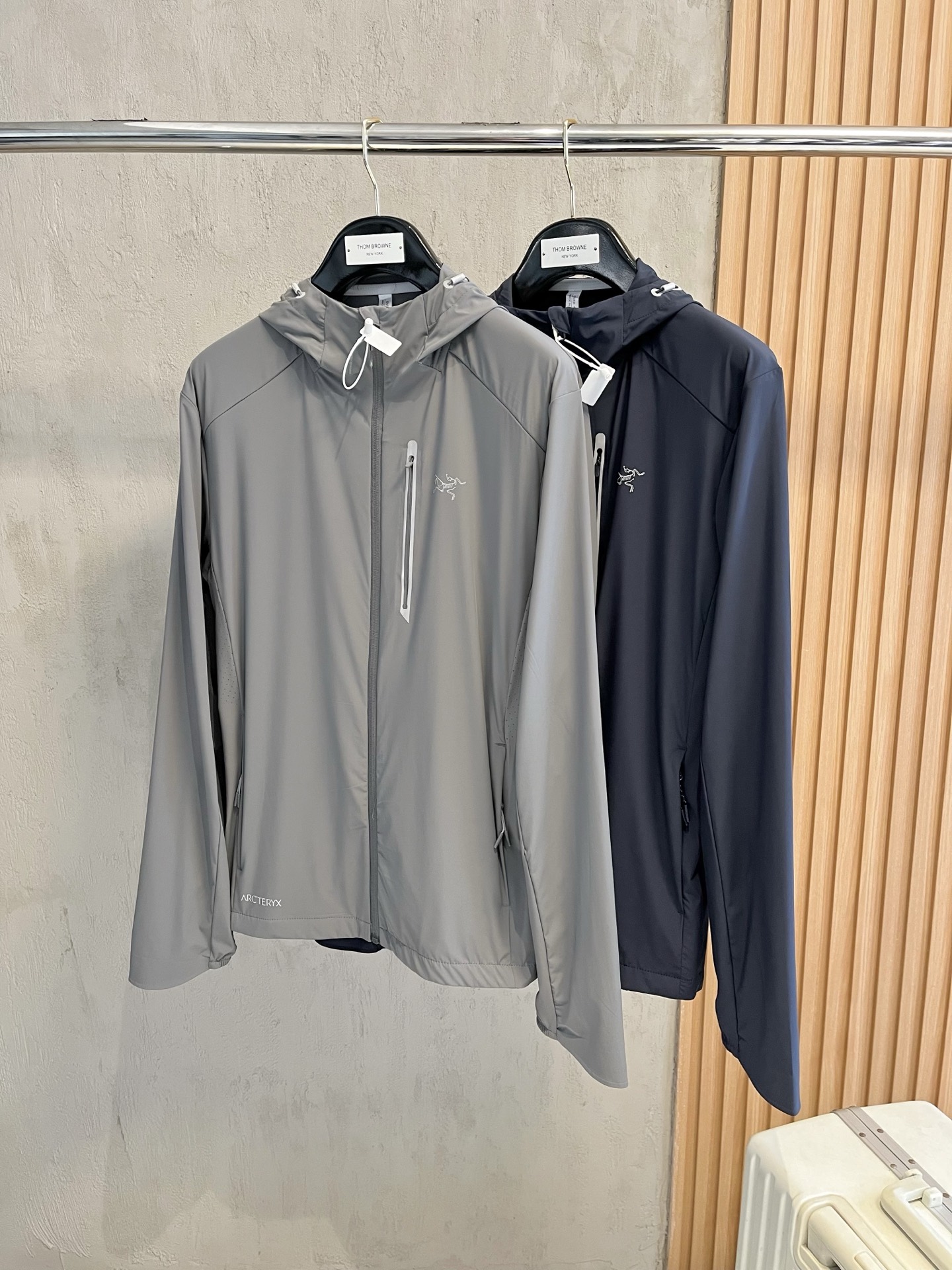 NO:138708,Archaeopteryx 2025 spring and summer new men's sun protection suit thin jacket, unique customized sun protection four-sided elastic fabric, excellent elasticity and elasticity, four-way stretching, the fabric is elastic in the warp, weft, horizontal, vertical and diagonal directions, adaptable to large-scale physical activities, such as exercise and squat and not easy to deform. The elastic fiber blending process is adopted to ensure that it can quickly return to its original state after multiple stretches, avoid slack and bulging, comfortable fit, no sense of restraint, adaptive tailoring, no need to rely on complex pattern design, can naturally fit the body curve, light and breathable, high-density braiding or microporous structure technology, take into account elasticity and breathability, reduce the sense of stuffiness, and is suitable for long-term wear. High-strength wear-resistant, long service life, tear resistance, and through the scientific ratio of polyester fiber, nylon and elastic fiber, the fabric's anti-friction and anti-slide performance is improved, especially suitable for outdoor sports or high-frequency use scenarios.  Wash-resistant and wearable, high-quality four-sided elastic fabrics are processed after anti-pilling, anti-static and other post-organization processes, and can still maintain elasticity and color stability after repeated machine washing. Improve the comfort and skin-friendly feeling of daily wear. The elastic woven structure balances elasticity and fabric clarity. Post-organization technology, woven, moisture-absorbing and sweat-proof coating, UV-proof treatment, etc., expands functional applicability, such as sun-proof four-sided elastic jackets. Four-sided elastic fabrics have become the first choice for sports, casual and functional clothing with all-round elasticity, durability and wide applicability. At the same time, it continuously expands its combination of fashion and technology through process innovation. Zipper pockets are convenient to store small objects; cuff elastic adjustment and hem drawstring enhance fit to prevent the jacket from shifting during movement. It is both fashionable and practical, simple and versatile, and neatly tailored. It provides solid color, gradient color or contrasting color design to meet daily commuting!  Number of codes (48-56) L-4xl,arc'teryx,jackets & coats,alexander wang19860909始祖鸟 2025春夏新款男士防晒服轻薄外套,独特订制防晒四面弹面料,卓越的弹性与回弹性,四向拉伸,面料在经纬,横向与纵向及对角线方向均具备弹性,适应大幅度的身体活动,如运动、蹲坐且不易变形. 采用弹性纤维混纺工艺,确保多次拉伸后仍能快速恢复原状,避免松弛、鼓包,舒适贴合,无束缚感,自适应剪裁,无需依赖复杂版型设计,即可自然贴合身体曲线,轻薄透气,高密度编织或微孔结构工艺,兼顾弹性与透气性,减少闷热感,适合长时间穿着.高强耐磨,使用寿命长,抗撕裂性,通过聚酯纤维、锦纶与弹性纤维的科学配比,提升面料抗摩擦、抗勾丝性能,尤其适合户外运动或高频使用场景. 耐洗耐穿,优质四面弹面料经防起球、抗静电等后整理工艺处理,反复机洗后仍能保持弹性和色泽稳定性.提升日常穿着的舒适度高重亲肤感,弹力梭织结构,平衡弹性与面料挺括度. 后整理技术,磨毛、吸湿排汗涂层、防紫外线处理等,扩展功能适用性,如防晒四面弹外套,四面弹面料凭借全方位的弹性、持久的耐用性及广泛的适用性,成为运动、休闲、功能性服饰的首选材质,同时通过工艺创新不断拓展其在时尚与科技领域的结合.拉链口袋方便存放小物；袖口松紧调节、下摆抽绳增强贴合性,防止活动时外套移位. 时尚与实用兼备,简约百搭,剪裁利落,提供纯色、渐变色或撞色设计,满足日常通勤！ 码数(48-56）L-4xl,arc'teryx,jackets & coats,alexander wang,Men's clothing