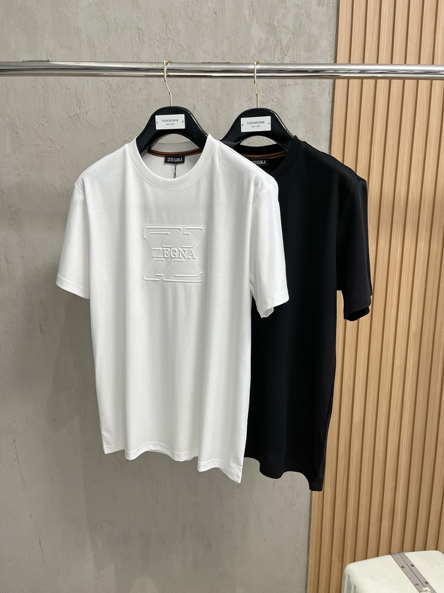 NO:138704,Zenia 2025 new original single men's casual base short-sleeved T-shirt!  High-end customization, high-end version, fashionable and versatile, loose version, original imported 420g double-strand pure cotton fabric, threaded cuffs, neckline hem, super soft and delicate, skin-friendly and comfortable to wear, high-end boutique, OEM, fine-made top body, very good, men's essential items, three-standard size M-4xl, maximum size can be worn about 210 catties, zegna, T-shirt,tees, t-shirt,alexander wang19860909杰尼亚 2025新款原单男士休闲打底短袖T恤！高端定制 高版本 时尚百搭爆款宽松版型原版进口420克双股纯棉面料 螺纹袖口.领口衣摆 手感超柔软细腻 穿着亲肤舒适 高端精品 代工厂精细做上身非常赞 男士必备单品 三标齐全 尺码M-4xl 最大码可穿210斤左右,,zegna,T-shirt,tees，t-shirt,alexander wang,Men's clothing