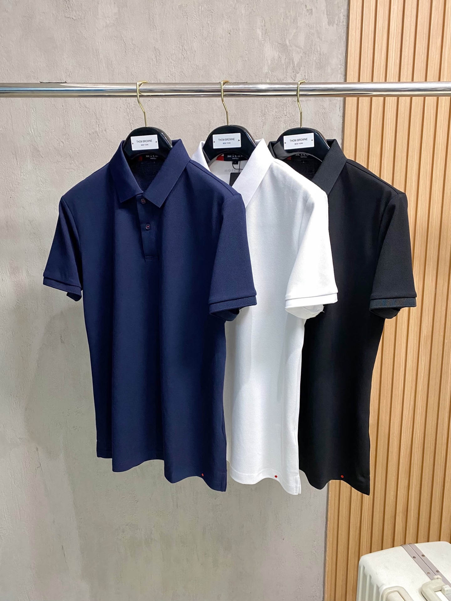 NO:428720,New product launch Kiton 2025ss summer new letter logo men's lapel Polo shirt!  Classic business men's style, high-end men's style at the ceiling level of business men's style!  Simple, fashionable and elegant, single-wearing inner wear is decent, quality control/detail control takes away, low-key, luxurious and connotative!  Customer-supplied fixed mesh flooring cotton cloth is carefully made, the surface of the fabric is evenly arranged and neatly arranged, with excellent breathability and heat dissipation and sweat resistance, and the comfort level of the upper body is completely better than that of ordinary single-sided sweat cloth tissue!  The classic brand LOGO logo on the chest is created with top-level craftsmanship. The LOGO has three-dimensional, clear and full texture, and is an extraordinary product in the classic field whether it is inner wear or single wear!  The exquisite cutting process, the processing of every detail is very standard and delicate, and it is comparable to that of ordinary LOW products on the market. Men must enter the basic versatile Polo shirts!  Multi-color Size M-4xl, alexander wang19860909新品上市 kiton 2025ss夏季新款字母logo男士翻领Polo衫！经典商务男款,高端男装的天花板级别的商务男款！简约时尚大气不失优雅,单穿内搭体面过人,品质控/细节控的闭眼带走,低调又奢华有内涵！ 客供定织网眼珠地棉布精心制成,面料表面排列均匀整齐的网眼纹理,透气性和散热排汗性极佳,上身舒适程度完全优于普通单面汗布组织！胸前经典的品牌LOGO标识,采用顶级工艺打造,LOGO立体清晰饱满,质感非凡的特质,无论是内搭还是单穿都是一款经典领域的产品！精妙绝伦的裁剪工艺,每一个细节处理的非常标准细腻,非市面一般LOW货可以媲美的,男士必入基础百搭款Polo衫推荐！ 颜色多颜色 尺码M-4xl,,alexander wang,Men's clothing