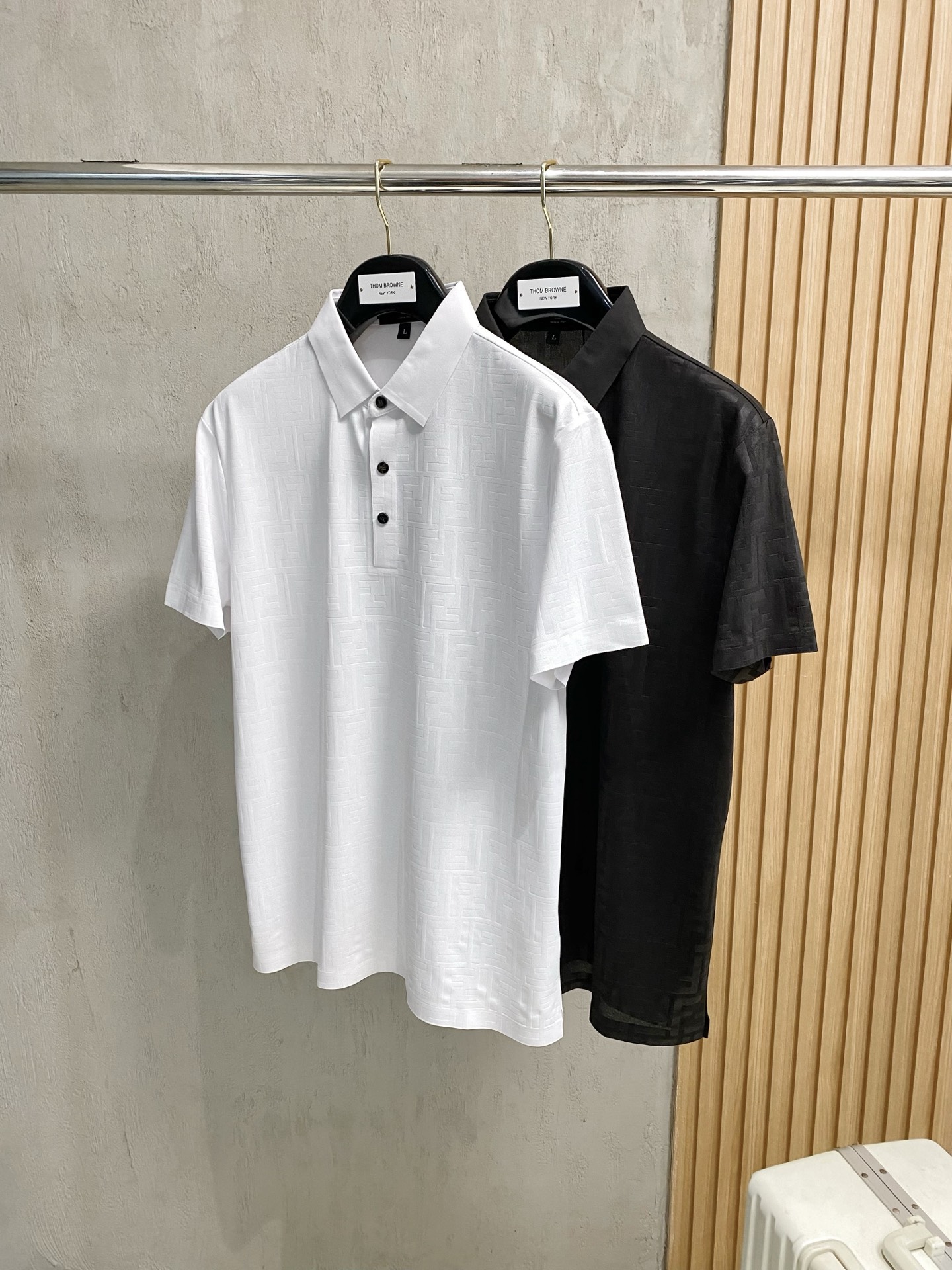 NO:428736,New product launch Fendi 2025ss summer new letter logo men's lapel Polo shirt!  Classic business men's style, high-end men's style at the ceiling level of business men's style!  Simple, fashionable and elegant, single-wearing inner wear is decent, quality control/detail control takes away, low-key, luxurious and connotative!  Customer-supplied fixed mesh flooring cotton cloth is carefully made, the surface of the fabric is evenly arranged and neatly arranged, with excellent breathability and heat dissipation and sweat resistance, and the comfort level of the upper body is completely better than that of ordinary single-sided sweat cloth tissue!  The classic brand LOGO logo on the chest is created with top-level craftsmanship. The LOGO has three-dimensional, clear and full texture, and is an extraordinary product in the classic field whether it is inner wear or single wear!  The exquisite cutting process, the processing of every detail is very standard and delicate, and it is comparable to that of ordinary LOW products on the market. Men must enter the basic versatile Polo shirts!  Multi-color Size M-4xl, fendi, alexander wang19860909新品上市 芬迪 2025ss夏季新款字母logo男士翻领Polo衫！经典商务男款,高端男装的天花板级别的商务男款！简约时尚大气不失优雅,单穿内搭体面过人,品质控/细节控的闭眼带走,低调又奢华有内涵！ 客供定织网眼珠地棉布精心制成,面料表面排列均匀整齐的网眼纹理,透气性和散热排汗性极佳,上身舒适程度完全优于普通单面汗布组织！胸前经典的品牌LOGO标识,采用顶级工艺打造,LOGO立体清晰饱满,质感非凡的特质,无论是内搭还是单穿都是一款经典领域的产品！精妙绝伦的裁剪工艺,每一个细节处理的非常标准细腻,非市面一般LOW货可以媲美的,男士必入基础百搭款Polo衫推荐！ 颜色多颜色 尺码M-4xl,,fendi,alexander wang,Men's clothing