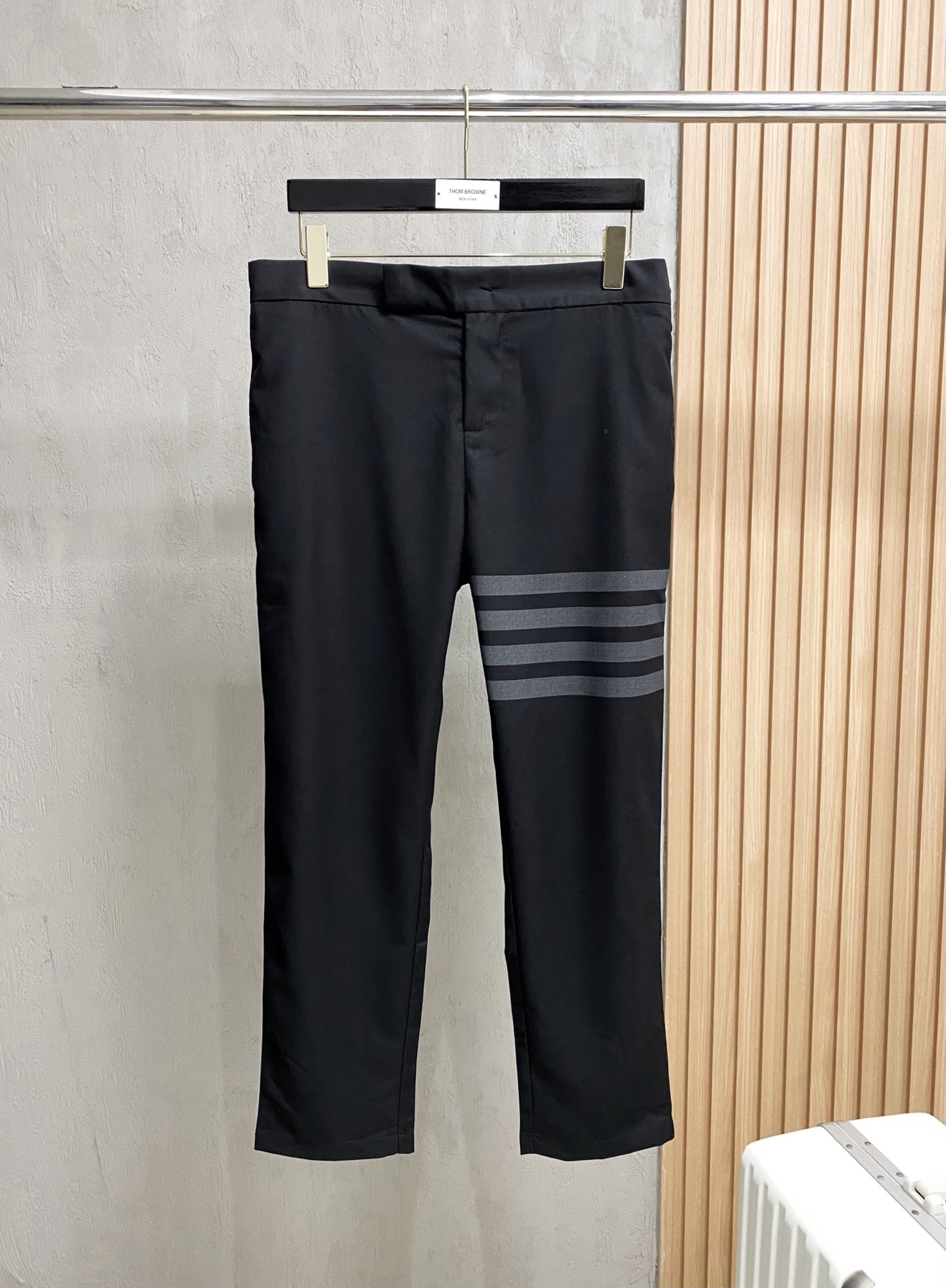 NO:140305,TB Tom Brown 25ss Spring and Summer New Casual Pants. Simple and Clean Style Recommended for Casual Pants!  Selected double-line grid four-sided elastic fabrics. The logo is classic, restrained and stylish, and the style is still basic and comprehensive. The upper body is crisp and stylish. The upper body has excellent effect!  !  Summer is worth owning!  Count 01234, thom browne, alexander wang19860909TB汤姆布朗25ss春夏新款休闲裤.休闲西裤简单干净款式推荐！精选双线格四面弹力面料.标志logo经典内敛有格调,版型上依旧是基础合体剪裁 上身挺括有型.上身效果绝佳！！夏季值得拥有！码数01234,,thom browne,alexander wang,Men's clothing