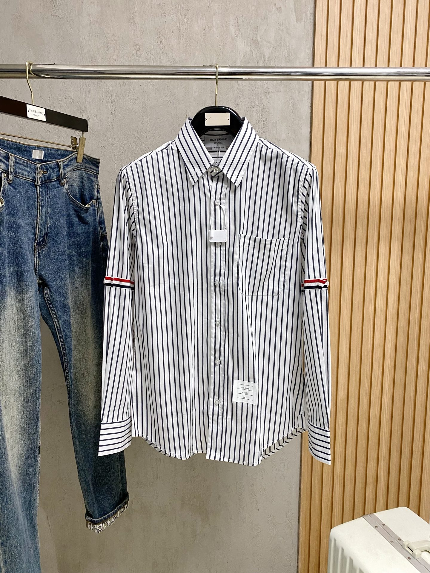 NO:140307,TB Tom Brown's new men's shirt in spring and summer 2025, trendy light luxury new products are available. Original single replica product, high-end quality, the highest version in the market. Milan fashion designer model. Take a sneak peek, exclusive on-site sale; panoramic letter logo pattern printing modification!  Customer-supplied original traceless stretch spandex fabric!  The same style for men and women!  The upper body effect is excellent, and the comfortable and close body show your temperament!  Count 01234, thom browne, alexander wang19860909TB汤姆布朗2025春夏新款男士衬衣,潮流轻奢新品登场 原单复刻产物 高端品质 市场最高版本 米兰时装设计师款 先睹为快,独家现货发售；全景字母logo图案印花修饰！客供原版无痕弹力氨纶面料！男女同款！上身效果超赞,舒适贴身彰显气质！码数01234,,thom browne,alexander wang,Men's clothing