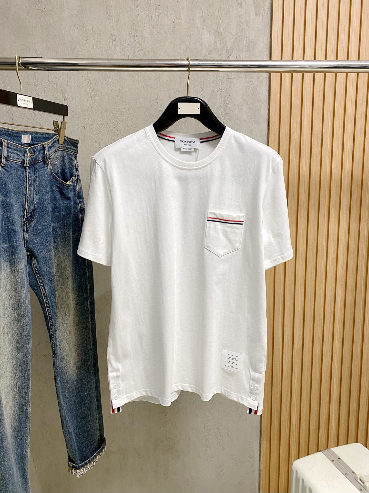 NO:140308,TB Tom Brown 25SS new spring and summer short-sleeved round neck T-shirt!  The highest version of customized high-end high-end high-end fabrics are simple and fashionable, and the color-blocking threads are super beautiful!  Classic logo simple and elegant style!  Full of high-end feel, wearable in all seasons. The number of numbers on sale on the simple European style official website is 01234, thom browne, T-shirt, tees, t-shirt, alexander wang19860909TB汤姆布朗25SS新款春夏短袖圆领T恤！最高版本客供定制高端高定面料简单时尚款,拼色螺纹超级好看！经典logo简单大方的款式！满满的高级感,四季可穿.简欧风格官网在售码数01234,,thom browne,T-shirt,tees，t-shirt,alexander wang,Men's clothing