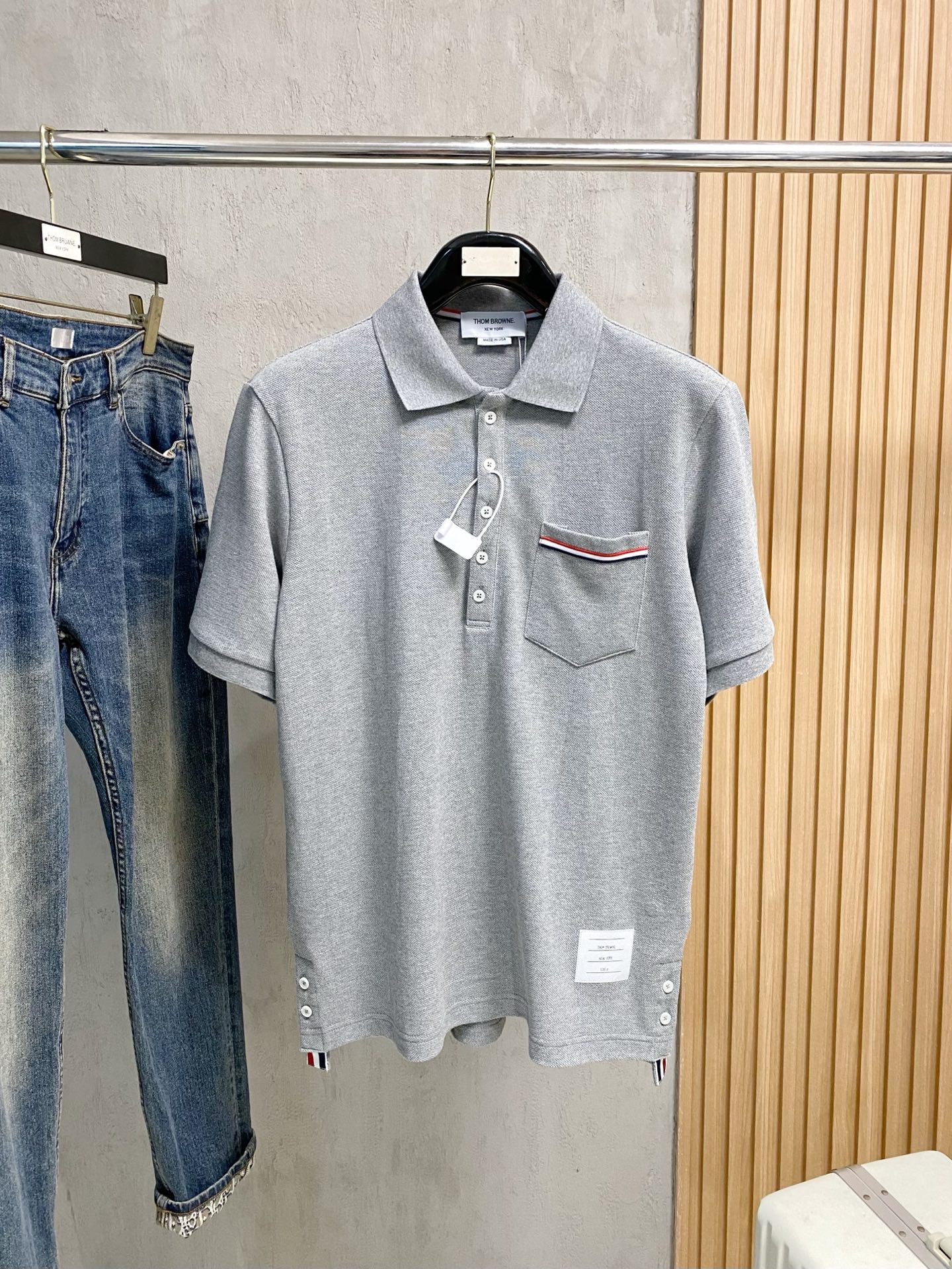 NO:140310,TB Tom Brown 25SS new spring and summer short-sleeved lapel Polo highest version is customized high-end high-end custom fabrics simple and fashionable, with color-blocking threads super beautiful!  Classic logo simple and elegant style!  Full of high-end feel, wearable in all seasons. The simple European style official website is on sale number 01234, thom browne, T-shirt, alexander wang19860909TB汤姆布朗25SS新款春夏短袖翻领Polo最高版本客供定制高端高定面料简单时尚款,拼色螺纹超级好看！经典logo简单大方的款式！满满的高级感,四季可穿.简欧风格官网在售码数01234,,thom browne,T-shirt,alexander wang,Men's clothing