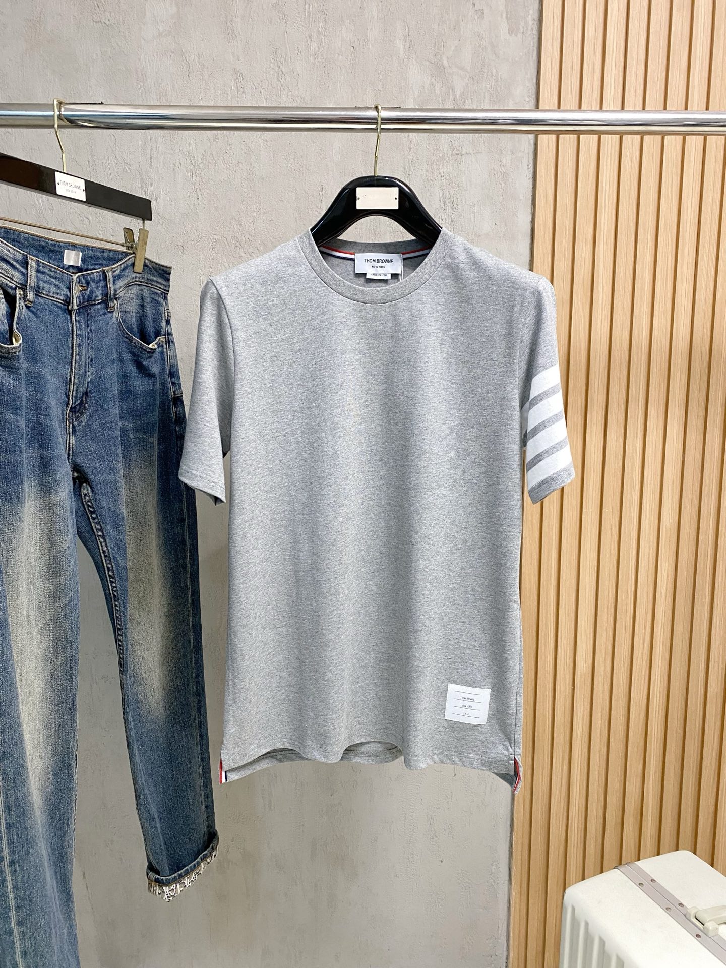 NO:140312,TB Tom Brown 25SS new spring and summer short-sleeved round neck T-shirt!  The highest version of customized high-end high-end high-end fabrics are simple and fashionable, and the color-blocking threads are super beautiful!  Classic logo simple and elegant style!  Full of high-end feel, wearable in all seasons. The number of numbers on sale on the simple European style official website is 01234, thom browne, T-shirt, tees, t-shirt, alexander wang19860909TB汤姆布朗25SS新款春夏短袖圆领T恤！最高版本客供定制高端高定面料简单时尚款,拼色螺纹超级好看！经典logo简单大方的款式！满满的高级感,四季可穿.简欧风格官网在售码数01234,,thom browne,T-shirt,tees，t-shirt,alexander wang,Men's clothing