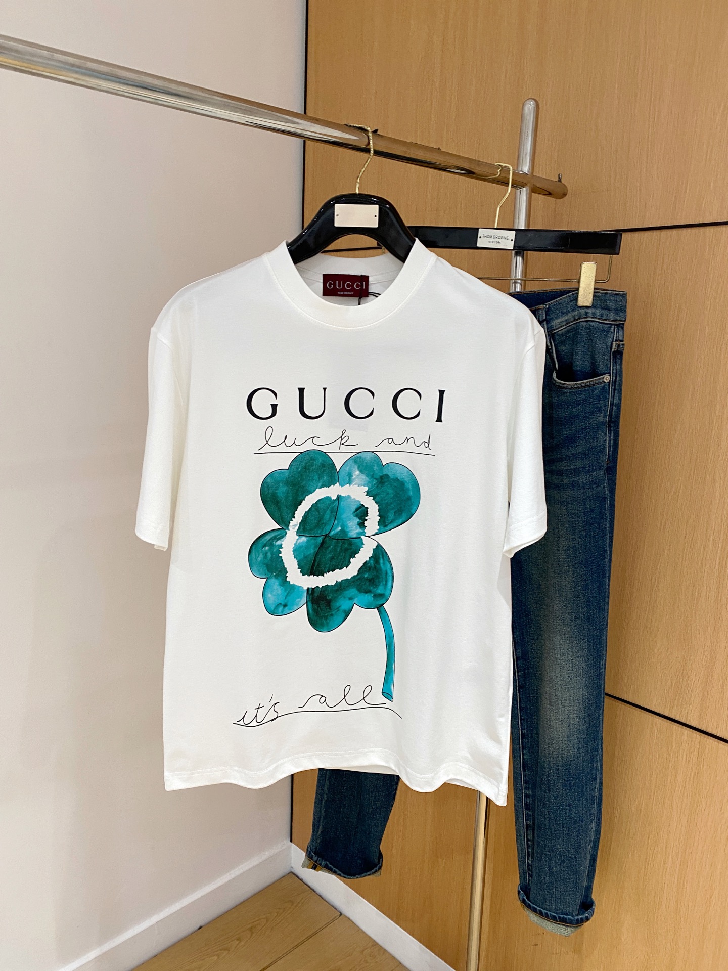 NO:137446,The latest fabric of ss Gucci pure cotton!  Classic logo pattern logo stylish simple trendy short sleeves, the top quality counter original single short sleeves, the top-level production process imported fabric, the unique design of the counter model, using imported high-end customized fabrics. The official website is on sale!  Excellent fabric style, size M-3XL, gucci, T-shirt, alexander wang19860909ss古驰纯棉最新面料！经典标识图案logo时尚简约潮流短袖,最顶级的品质专柜原单短袖,顶级制作工艺进口面料,专柜款独特设计,采用进口高端订制面料.官网在售！面料版型超赞 码数M-3XL,,gucci,T-shirt,alexander wang,Men's clothing