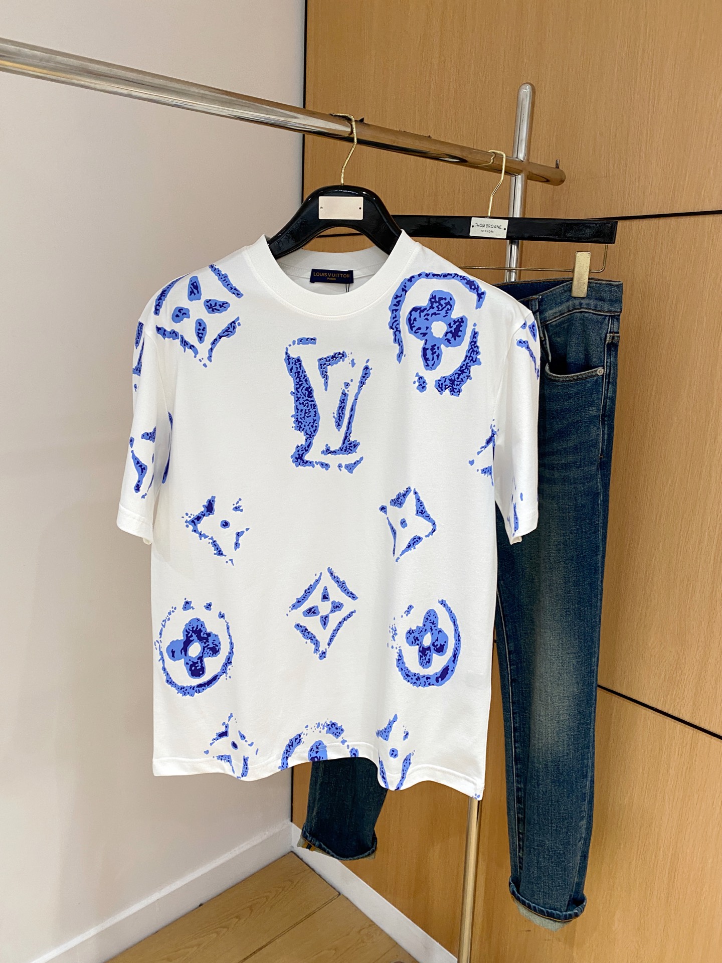 NO:137450,The latest fabric of ssLV pure cotton!  Classic logo pattern logo stylish simple trendy short sleeves, the top quality counter original single short sleeves, the top-level production process imported fabric, the unique design of the counter model, using imported high-end customized fabrics. The official website is on sale!  Excellent fabric style, size M-3XL, louis vuitton, T-shirt, alexander wang19860909ssLV纯棉最新面料！经典标识图案logo时尚简约潮流短袖,最顶级的品质专柜原单短袖,顶级制作工艺进口面料,专柜款独特设计,采用进口高端订制面料.官网在售！面料版型超赞 码数M-3XL,,louis vuitton,T-shirt,alexander wang,Men's clothing