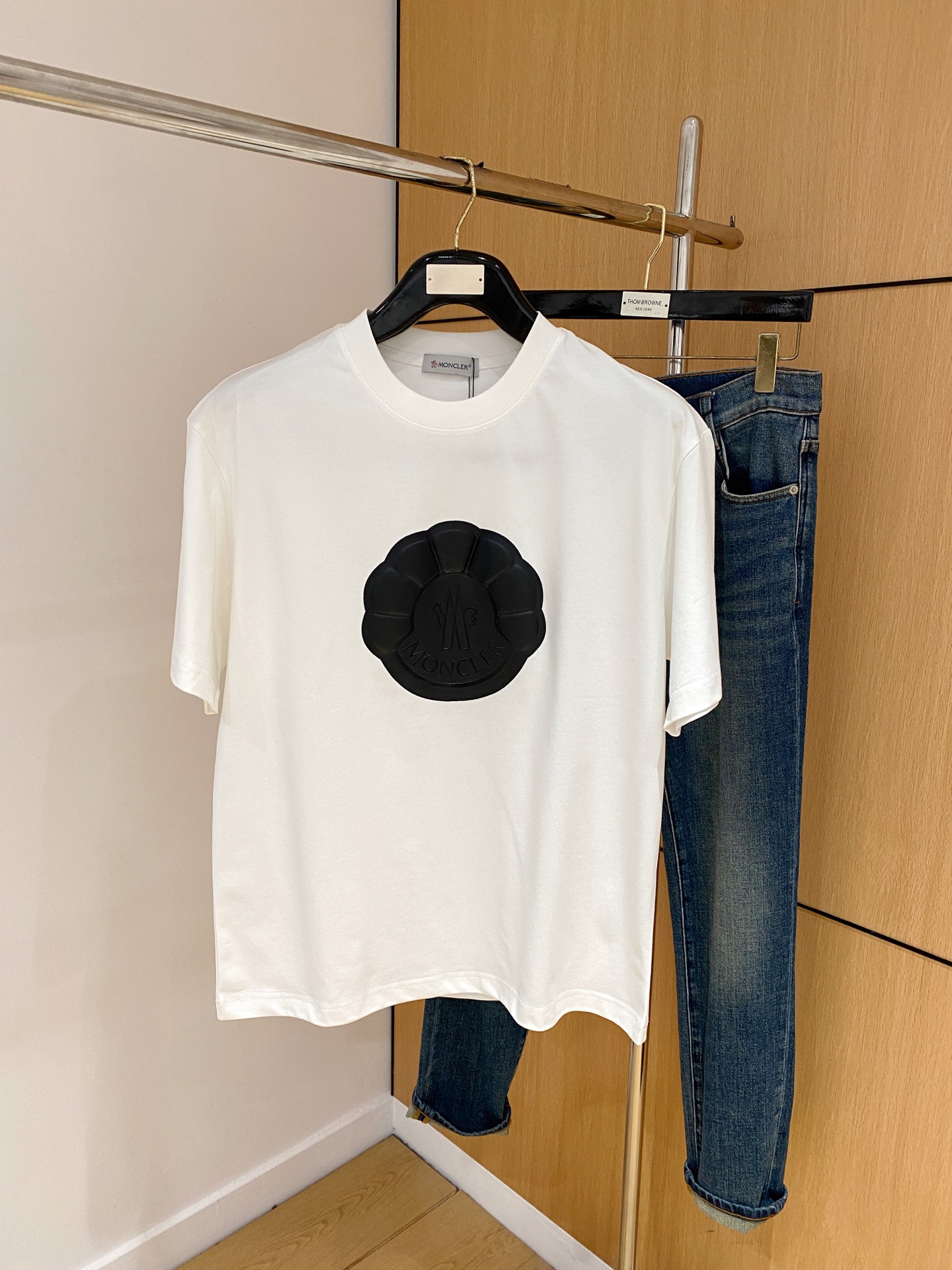 NO:137425,The latest fabric of ss masked pure cotton!  Classic logo pattern logo stylish simple trendy short sleeves, the top quality counter original single short sleeves, the top-level production process imported fabric, the unique design of the counter model, using imported high-end customized fabrics. The official website is on sale!  Excellent fabric style, M-3XL, Moncler, T-shirt, alexander wang19860909ss蒙口纯棉最新面料！经典标识图案logo时尚简约潮流短袖,最顶级的品质专柜原单短袖,顶级制作工艺进口面料,专柜款独特设计,采用进口高端订制面料.官网在售！面料版型超赞 码数M-3XL,,Moncler,T-shirt,alexander wang,Men's clothing