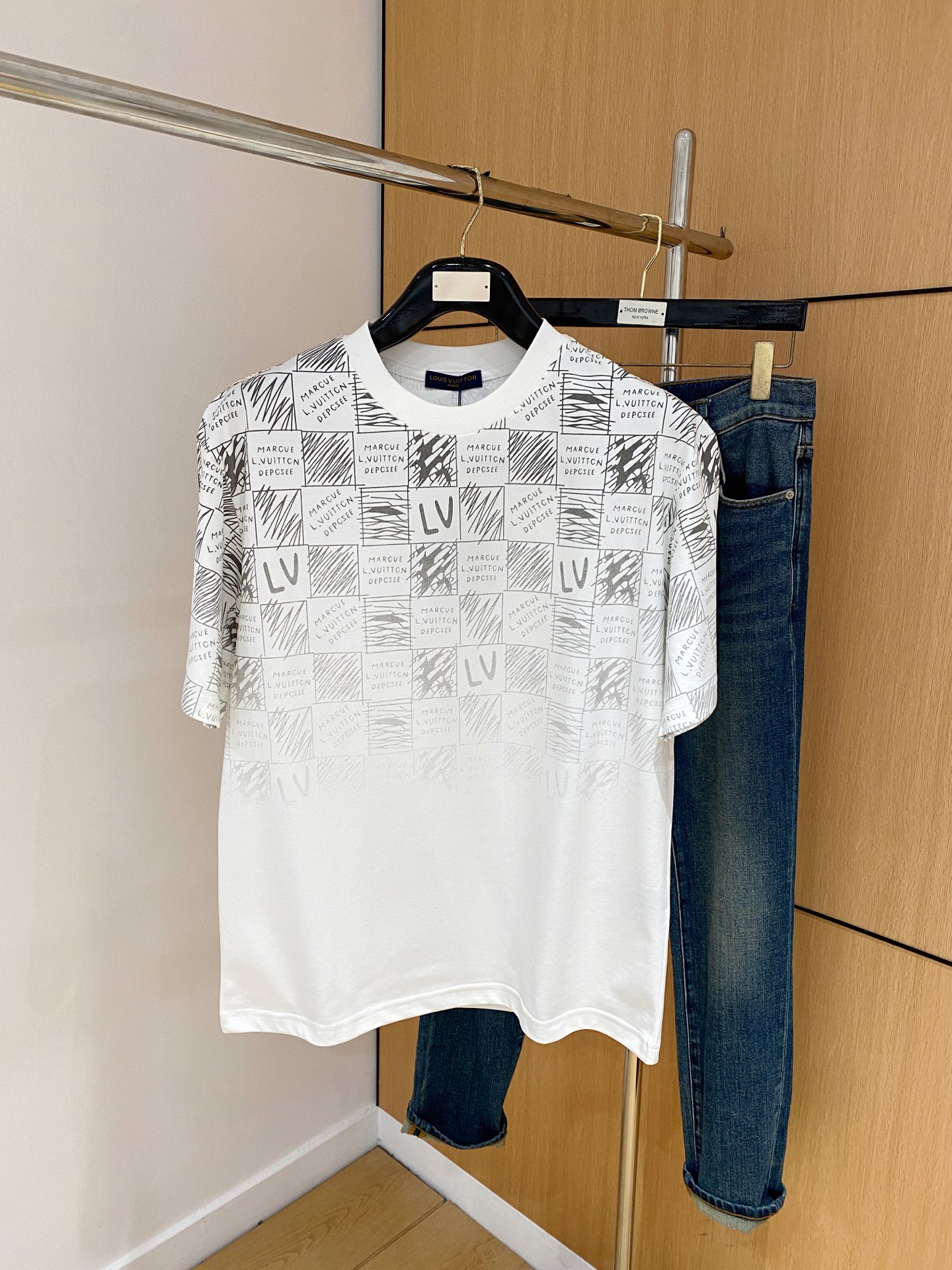 NO:137429,The latest fabric of ssLV pure cotton!  Classic logo pattern logo stylish simple trendy short sleeves, the top quality counter original single short sleeves, the top-level production process imported fabric, the unique design of the counter model, using imported high-end customized fabrics. The official website is on sale!  Excellent fabric style, size M-3XL, louis vuitton, T-shirt, alexander wang19860909ssLV纯棉最新面料！经典标识图案logo时尚简约潮流短袖,最顶级的品质专柜原单短袖,顶级制作工艺进口面料,专柜款独特设计,采用进口高端订制面料.官网在售！面料版型超赞 码数M-3XL,,louis vuitton,T-shirt,alexander wang,Men's clothing