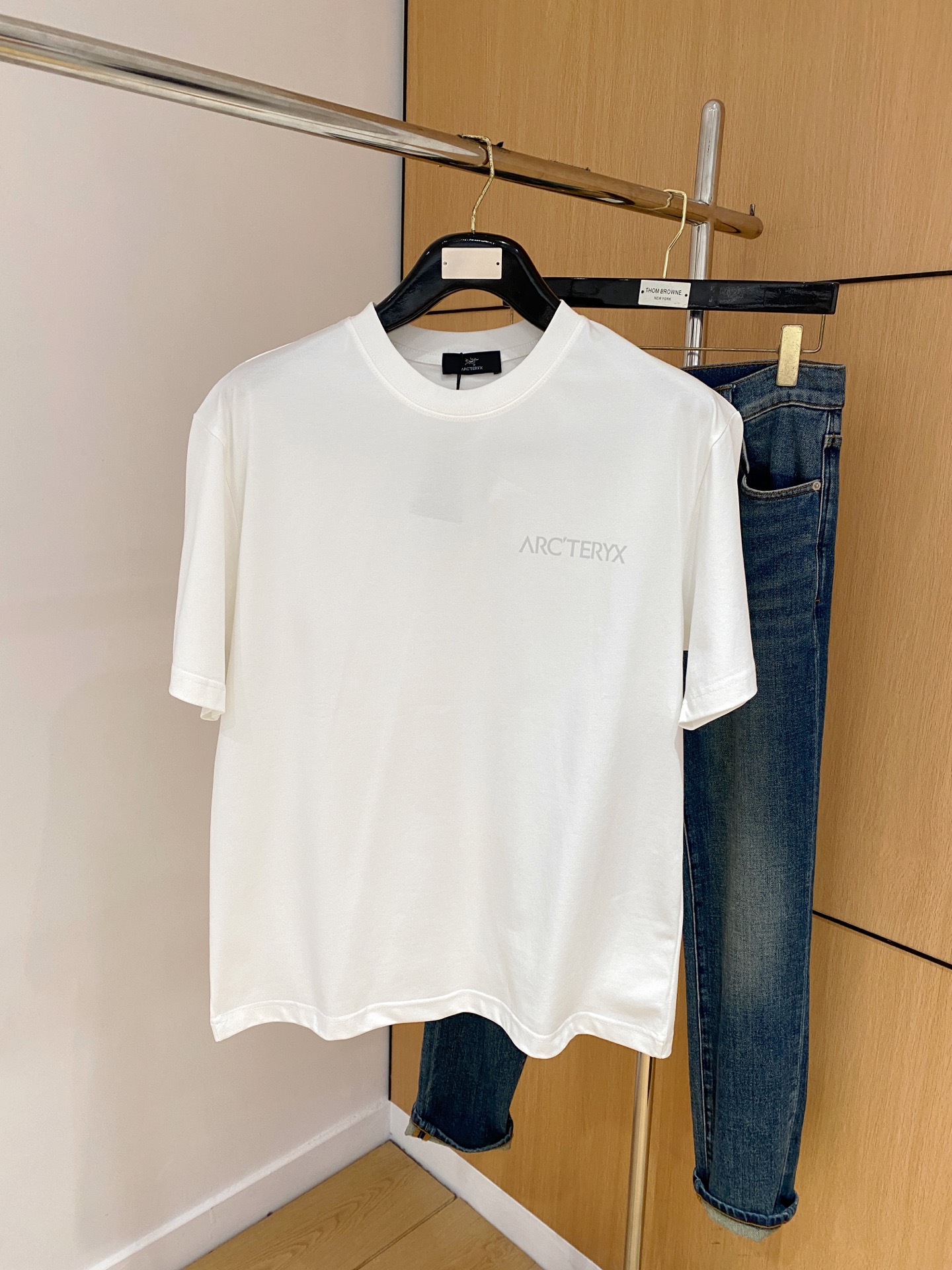 NO:137432,The latest fabric of ss Archaeopteryx pure cotton!  Classic logo pattern logo stylish simple trendy short sleeves, the top quality counter original single short sleeves, the top-level production process imported fabric, the unique design of the counter model, using imported high-end customized fabrics. The official website is on sale!  Excellent fabric style, size M-3XL, arc'teryx, T-shirt, alexander wang19860909ss始祖鸟纯棉最新面料！经典标识图案logo时尚简约潮流短袖,最顶级的品质专柜原单短袖,顶级制作工艺进口面料,专柜款独特设计,采用进口高端订制面料.官网在售！面料版型超赞 码数M-3XL,arc'teryx,T-shirt,alexander wang,Men's clothing