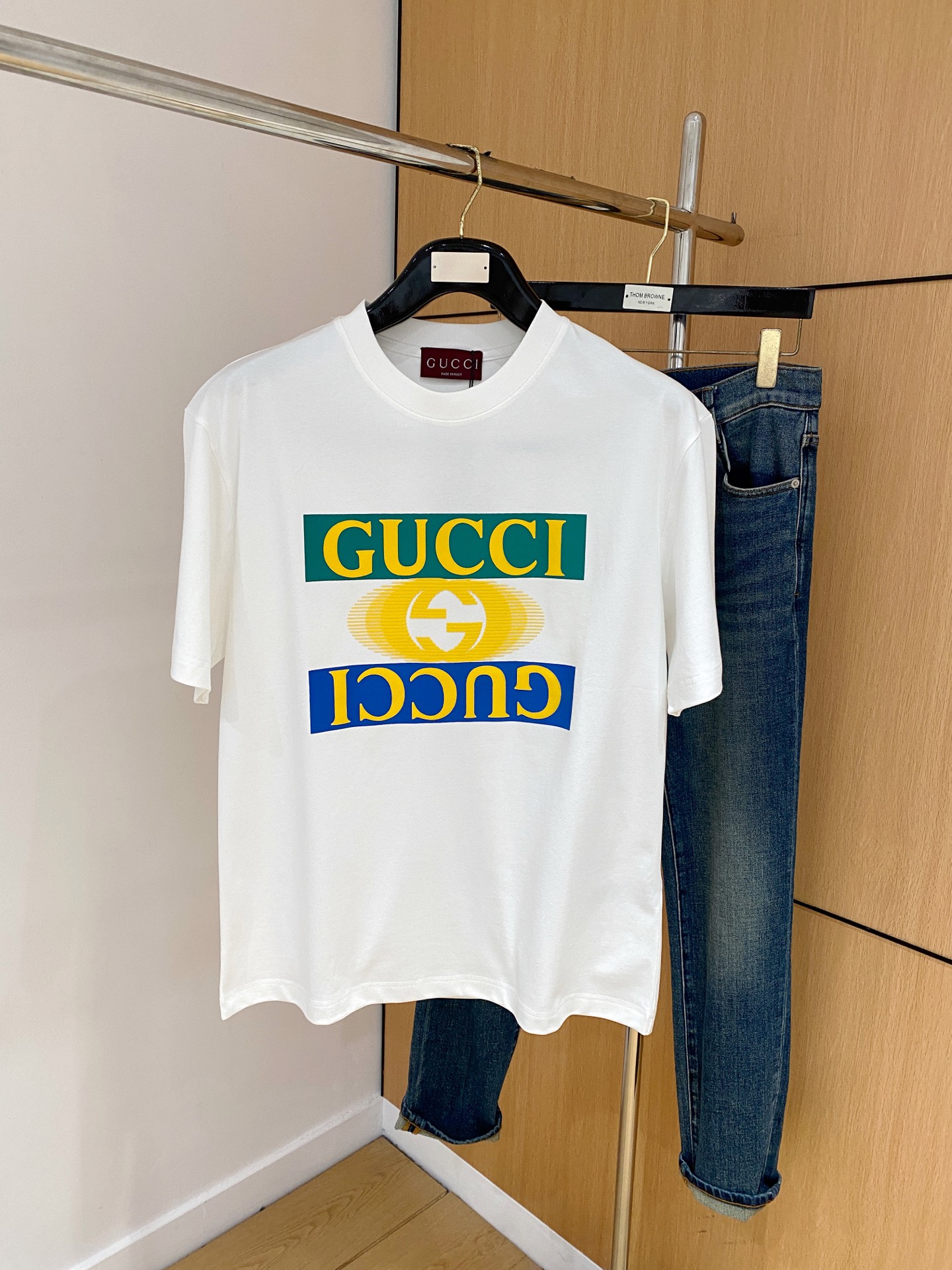 NO:137435,The latest fabric of ss Gucci pure cotton!  Classic logo pattern logo stylish simple trendy short sleeves, the top quality counter original single short sleeves, the top-level production process imported fabric, the unique design of the counter model, using imported high-end customized fabrics. The official website is on sale!  Excellent fabric style, size M-3XL, gucci, T-shirt, alexander wang19860909ss古驰纯棉最新面料！经典标识图案logo时尚简约潮流短袖,最顶级的品质专柜原单短袖,顶级制作工艺进口面料,专柜款独特设计,采用进口高端订制面料.官网在售！面料版型超赞 码数M-3XL,,gucci,T-shirt,alexander wang,Men's clothing