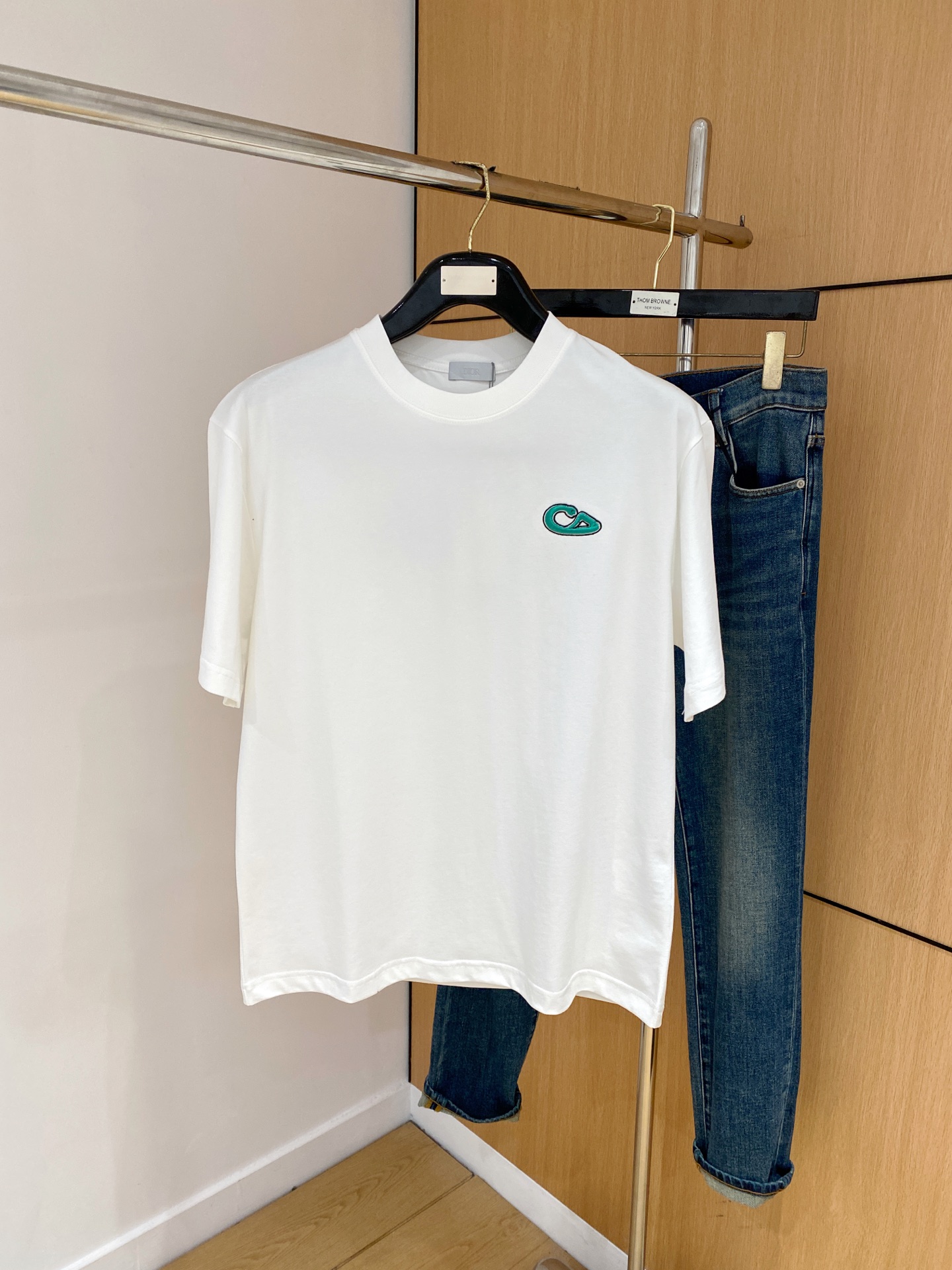 NO:137438,Ss Dior cotton latest fabric!  Classic logo pattern logo stylish simple trendy short sleeves, the top quality counter original single short sleeves, the top-level production process imported fabric, the unique design of the counter model, using imported high-end customized fabrics. The official website is on sale!  Excellent fabric style, size M-3XL, dior, T-shirt, alexander wang19860909ss迪奥纯棉最新面料！经典标识图案logo时尚简约潮流短袖,最顶级的品质专柜原单短袖,顶级制作工艺进口面料,专柜款独特设计,采用进口高端订制面料.官网在售！面料版型超赞 码数M-3XL,,dior,T-shirt,alexander wang,Men's clothing