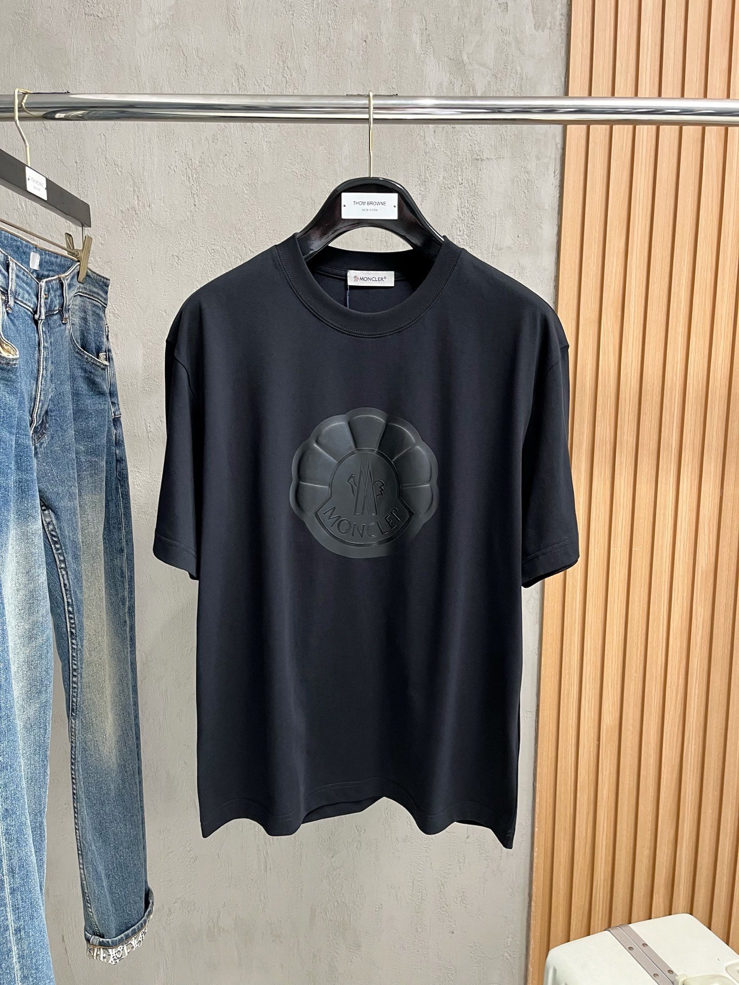 NO:416104,The latest fabric of ss masked pure cotton!  Classic logo pattern logo stylish simple trendy short sleeves, the top quality counter original single short sleeves, the top-level production process imported fabric, the unique design of the counter model, using imported high-end customized fabrics. The official website is on sale!  Excellent fabric style, M-3XL, Moncler, T-shirt, alexander wang19860909ss蒙口纯棉最新面料！经典标识图案logo时尚简约潮流短袖,最顶级的品质专柜原单短袖,顶级制作工艺进口面料,专柜款独特设计,采用进口高端订制面料.官网在售！面料版型超赞 码数M-3XL,,Moncler,T-shirt,alexander wang,Men's clothing