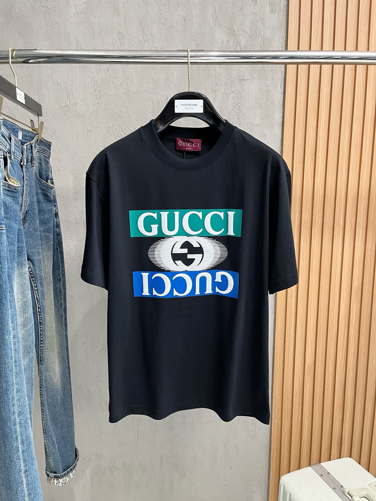 NO:416097,The latest fabric of ss Gucci pure cotton!  Classic logo pattern logo stylish simple trendy short sleeves, the top quality counter original single short sleeves, the top-level production process imported fabric, the unique design of the counter model, using imported high-end customized fabrics. The official website is on sale!  Excellent fabric style, size M-3XL, gucci, T-shirt, alexander wang19860909ss古驰纯棉最新面料！经典标识图案logo时尚简约潮流短袖,最顶级的品质专柜原单短袖,顶级制作工艺进口面料,专柜款独特设计,采用进口高端订制面料.官网在售！面料版型超赞 码数M-3XL,,gucci,T-shirt,alexander wang,Men's clothing