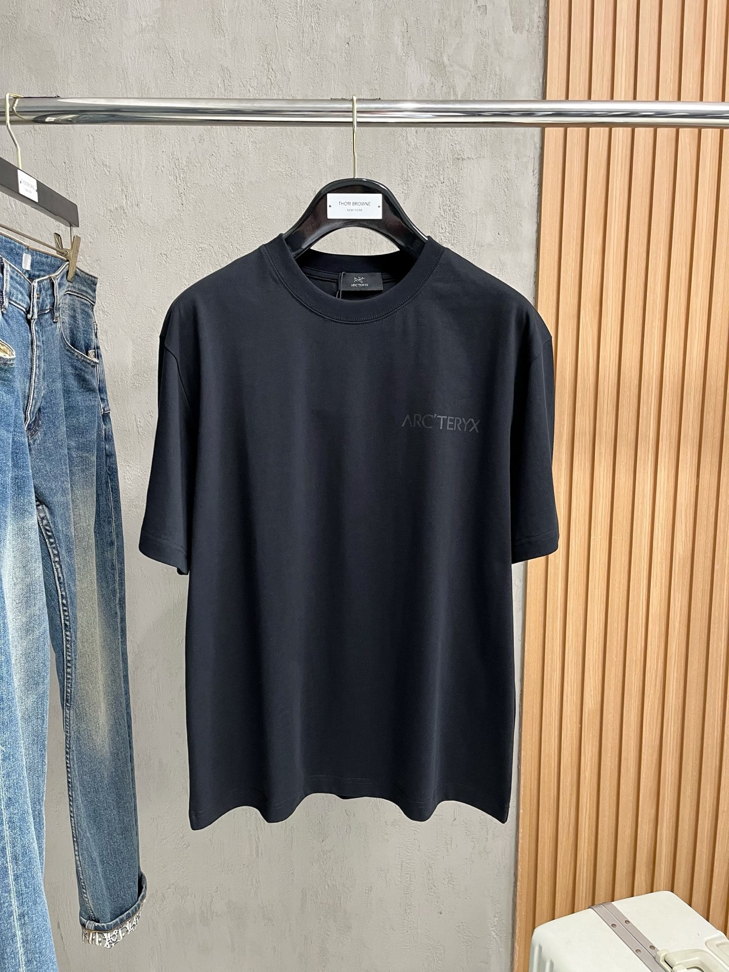 NO:416091,The latest fabric of ss Archaeopteryx pure cotton!  Classic logo pattern logo stylish simple trendy short sleeves, the top quality counter original single short sleeves, the top-level production process imported fabric, the unique design of the counter model, using imported high-end customized fabrics. The official website is on sale!  Excellent fabric style, size M-3XL, arc'teryx, T-shirt, alexander wang19860909ss始祖鸟纯棉最新面料！经典标识图案logo时尚简约潮流短袖,最顶级的品质专柜原单短袖,顶级制作工艺进口面料,专柜款独特设计,采用进口高端订制面料.官网在售！面料版型超赞 码数M-3XL,arc'teryx,T-shirt,alexander wang,Men's clothing