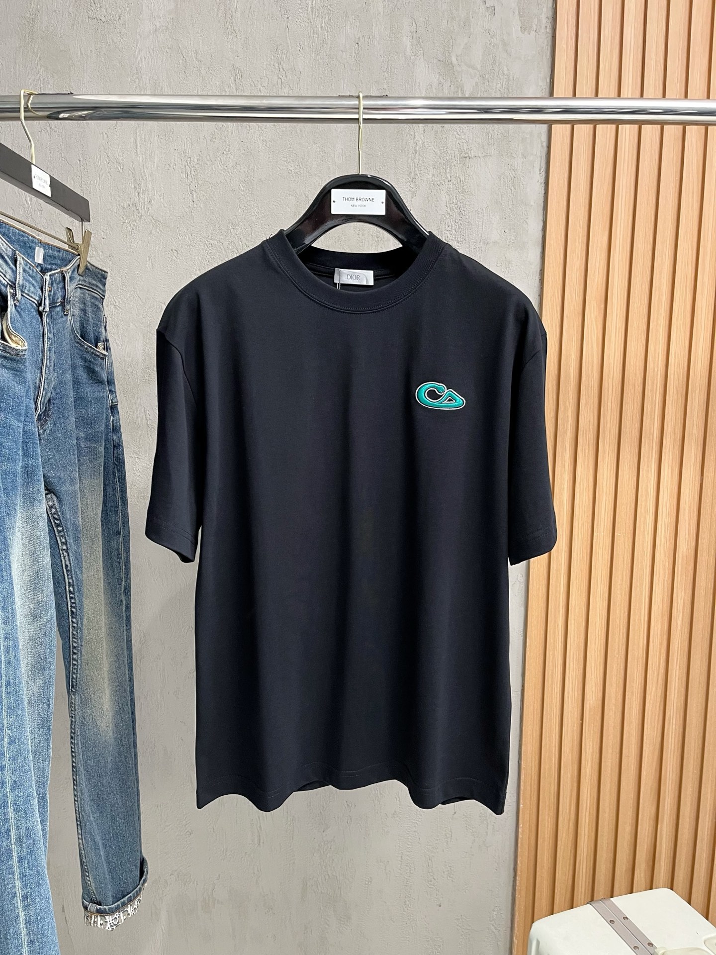 NO:416079,Ss Dior cotton latest fabric!  Classic logo pattern logo stylish simple trendy short sleeves, the top quality counter original single short sleeves, the top-level production process imported fabric, the unique design of the counter model, using imported high-end customized fabrics. The official website is on sale!  Excellent fabric style, size M-3XL, dior, T-shirt, alexander wang19860909ss迪奥纯棉最新面料！经典标识图案logo时尚简约潮流短袖,最顶级的品质专柜原单短袖,顶级制作工艺进口面料,专柜款独特设计,采用进口高端订制面料.官网在售！面料版型超赞 码数M-3XL,,dior,T-shirt,alexander wang,Men's clothing