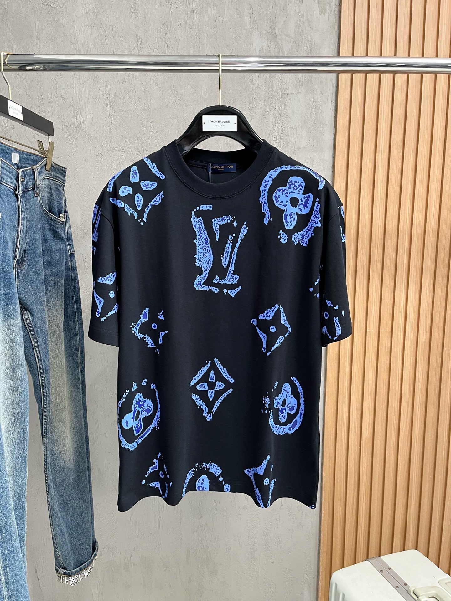 NO:416085,The latest fabric of ssLV pure cotton!  Classic logo pattern logo stylish simple trendy short sleeves, the top quality counter original single short sleeves, the top-level production process imported fabric, the unique design of the counter model, using imported high-end customized fabrics. The official website is on sale!  Excellent fabric style, size M-3XL, louis vuitton, T-shirt, alexander wang19860909ssLV纯棉最新面料！经典标识图案logo时尚简约潮流短袖,最顶级的品质专柜原单短袖,顶级制作工艺进口面料,专柜款独特设计,采用进口高端订制面料.官网在售！面料版型超赞 码数M-3XL,,louis vuitton,T-shirt,alexander wang,Men's clothing