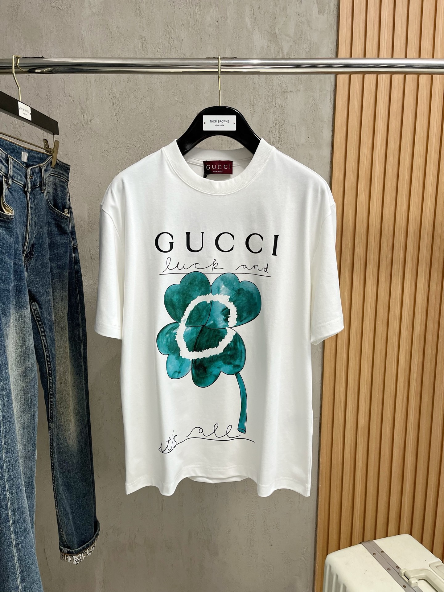 NO:140329,The latest fabric of ss Gucci pure cotton!  Classic logo pattern logo stylish simple trendy short sleeves, the top quality counter original single short sleeves, the top-level production process imported fabric, the unique design of the counter model, using imported high-end customized fabrics. The official website is on sale!  Excellent fabric style, size M-3XL, gucci, T-shirt, alexander wang19860909ss古驰纯棉最新面料！经典标识图案logo时尚简约潮流短袖,最顶级的品质专柜原单短袖,顶级制作工艺进口面料,专柜款独特设计,采用进口高端订制面料.官网在售！面料版型超赞 码数M-3XL,,gucci,T-shirt,alexander wang,Men's clothing