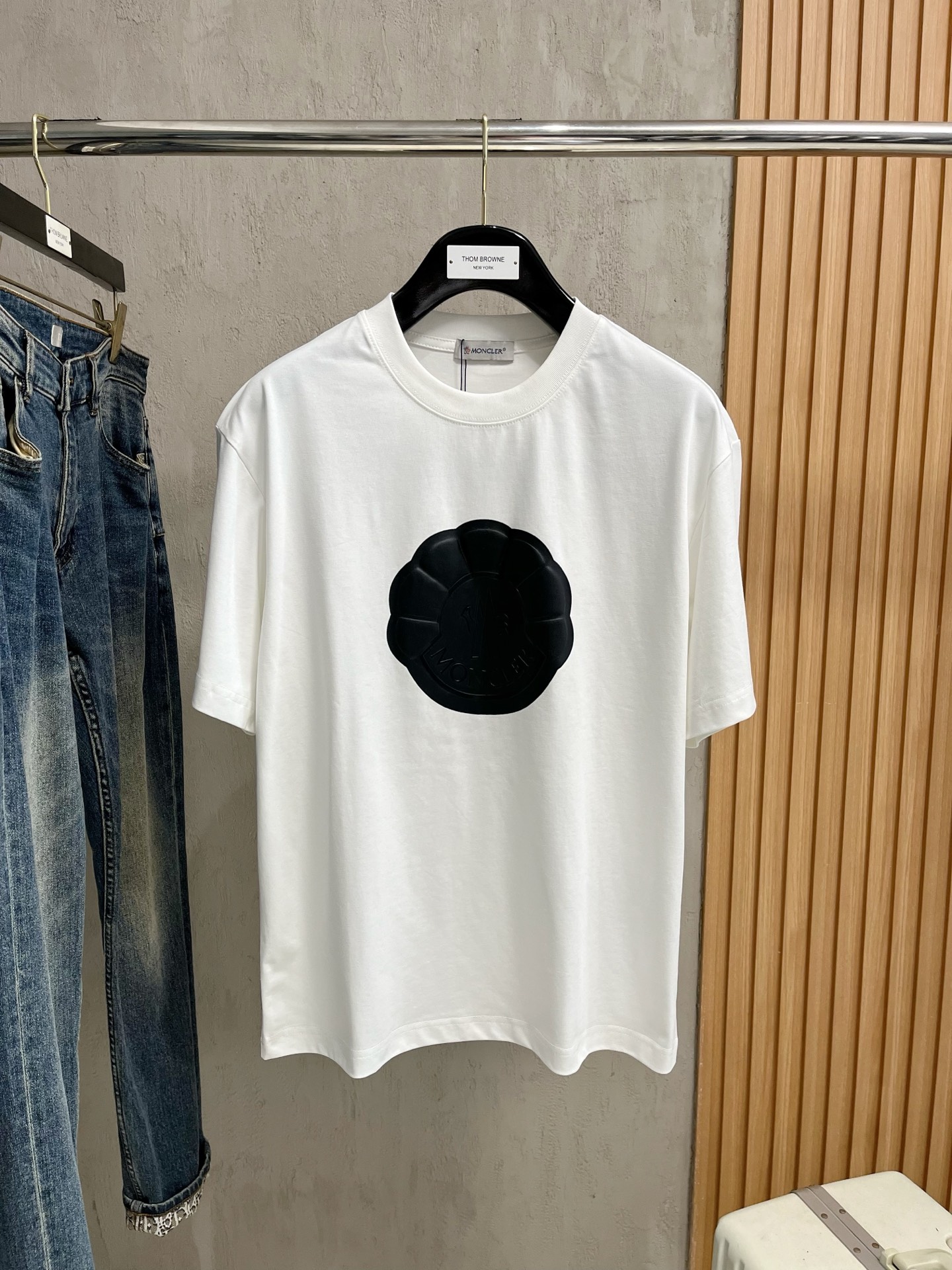 NO:140332,The latest fabric of ss masked pure cotton!  Classic logo pattern logo stylish simple trendy short sleeves, the top quality counter original single short sleeves, the top-level production process imported fabric, the unique design of the counter model, using imported high-end customized fabrics. The official website is on sale!  Excellent fabric style, M-3XL, Moncler, T-shirt, alexander wang19860909ss蒙口纯棉最新面料！经典标识图案logo时尚简约潮流短袖,最顶级的品质专柜原单短袖,顶级制作工艺进口面料,专柜款独特设计,采用进口高端订制面料.官网在售！面料版型超赞 码数M-3XL,,Moncler,T-shirt,alexander wang,Men's clothing