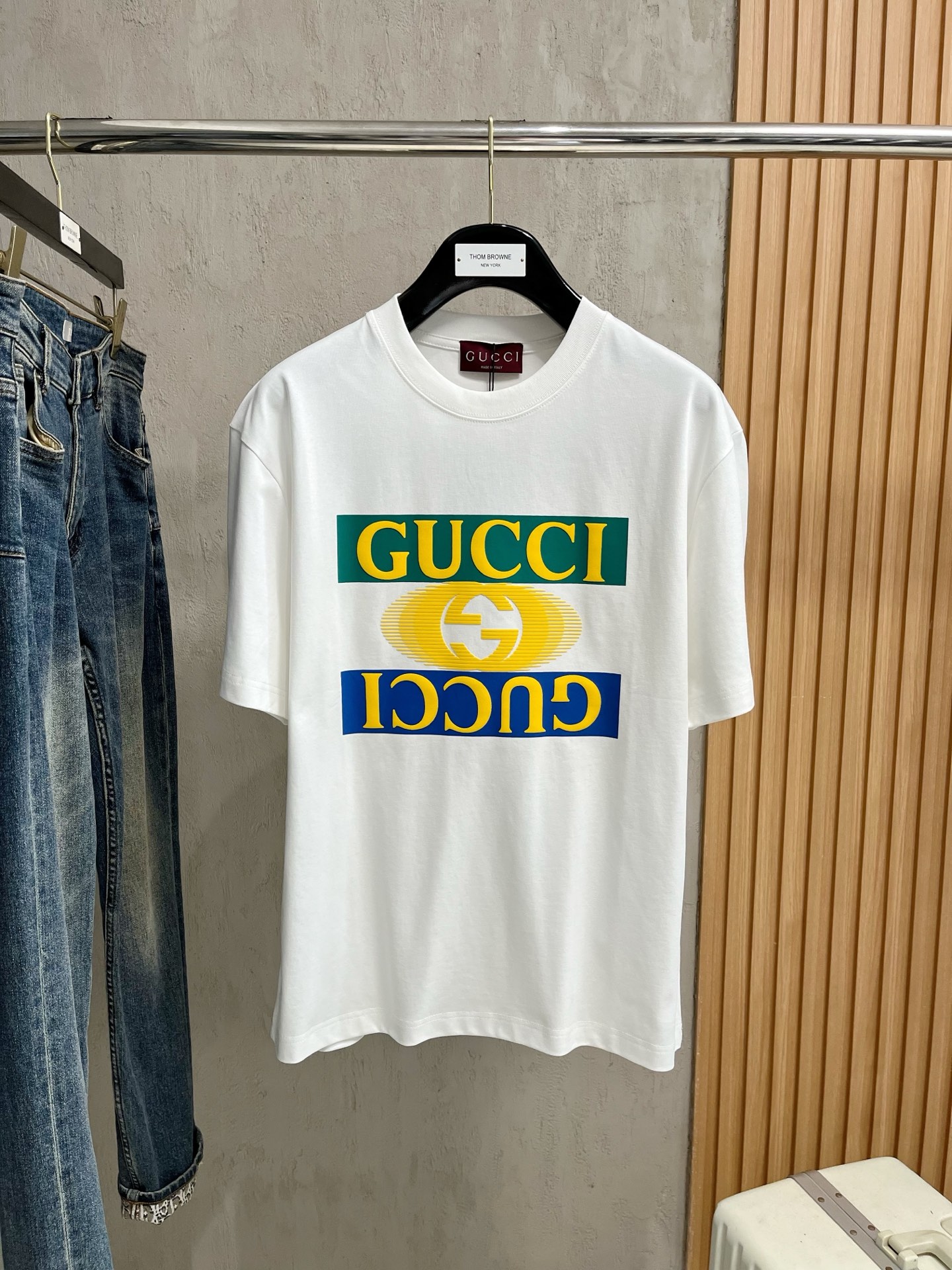 NO:140309,The latest fabric of ss Gucci pure cotton!  Classic logo pattern logo stylish simple trendy short sleeves, the top quality counter original single short sleeves, the top-level production process imported fabric, the unique design of the counter model, using imported high-end customized fabrics. The official website is on sale!  Excellent fabric style, size M-3XL, gucci, T-shirt, alexander wang19860909ss古驰纯棉最新面料！经典标识图案logo时尚简约潮流短袖,最顶级的品质专柜原单短袖,顶级制作工艺进口面料,专柜款独特设计,采用进口高端订制面料.官网在售！面料版型超赞 码数M-3XL,,gucci,T-shirt,alexander wang,Men's clothing