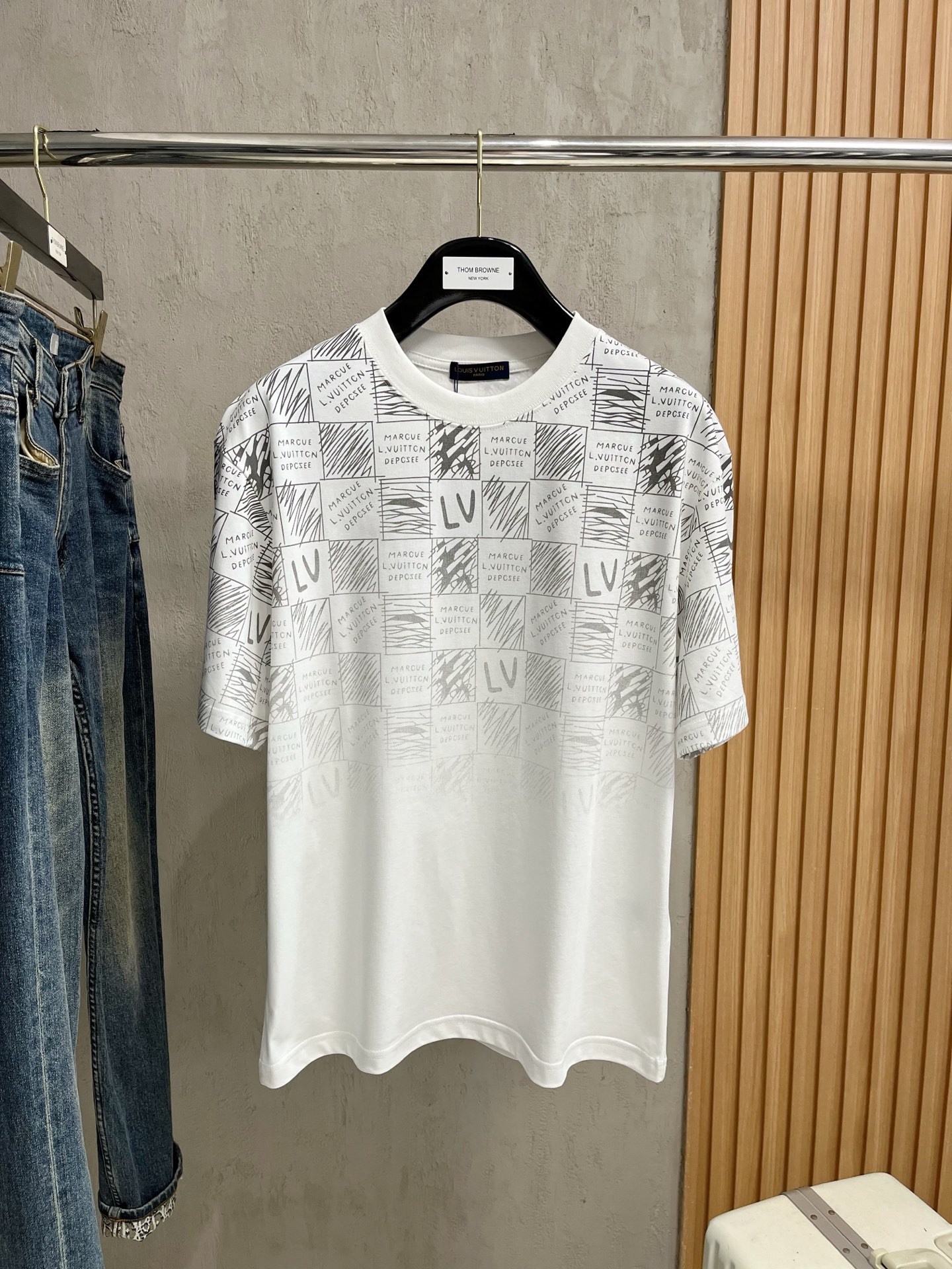 NO:140316,The latest fabric of ssLV pure cotton!  Classic logo pattern logo stylish simple trendy short sleeves, the top quality counter original single short sleeves, the top-level production process imported fabric, the unique design of the counter model, using imported high-end customized fabrics. The official website is on sale!  Excellent fabric style, size M-3XL, louis vuitton, T-shirt, alexander wang19860909ssLV纯棉最新面料！经典标识图案logo时尚简约潮流短袖,最顶级的品质专柜原单短袖,顶级制作工艺进口面料,专柜款独特设计,采用进口高端订制面料.官网在售！面料版型超赞 码数M-3XL,,louis vuitton,T-shirt,alexander wang,Men's clothing