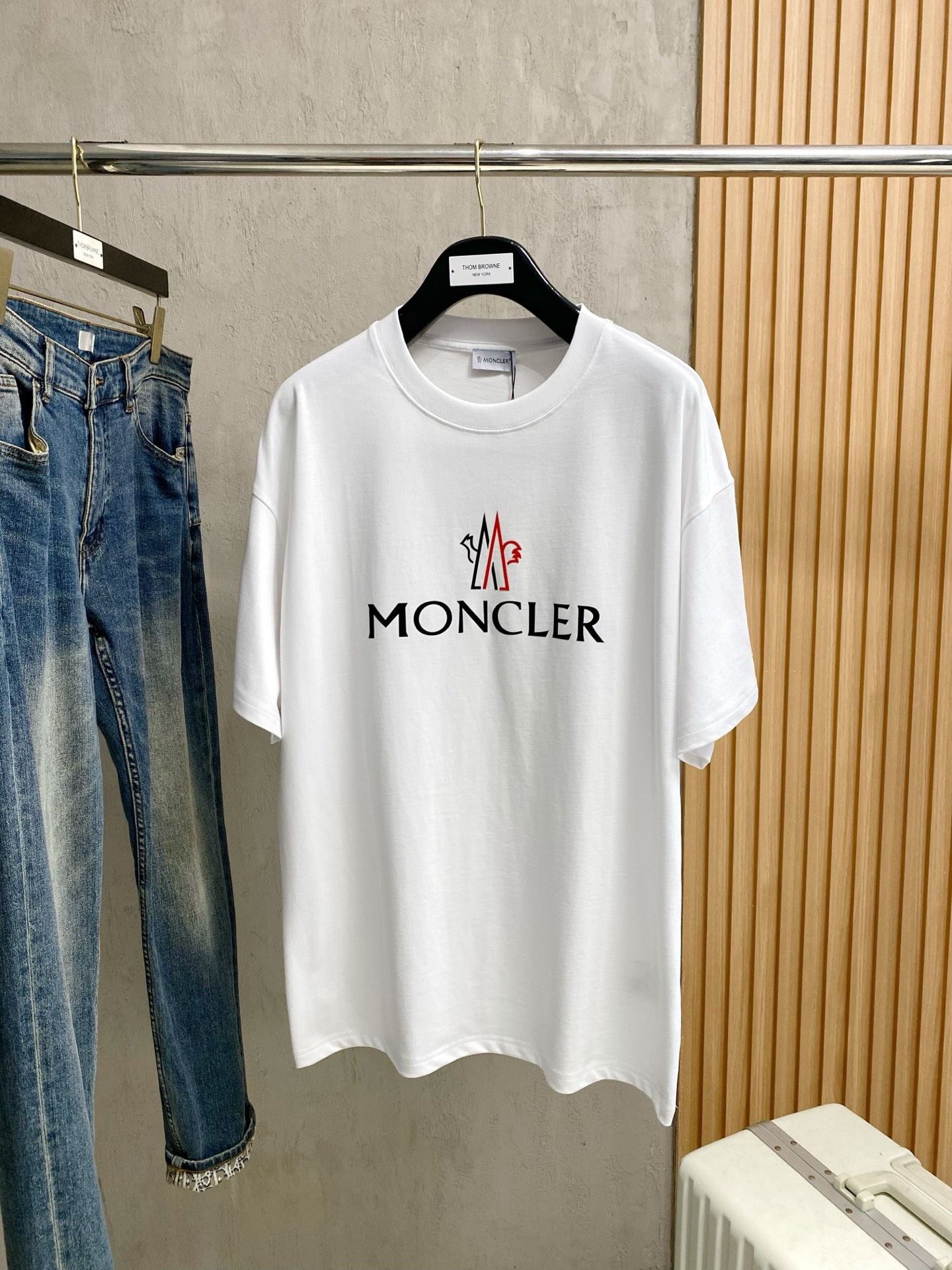 NO:141838,The first choice is to wear a cover-only base with a matte finish, pure cotton fabric!  2025 spring and summer new product short-sleeved fashion classic round neck short-sleeved fashion item design, more fashionable and comfortable, high-standard customization, very stylish upper body, classic LOGO pattern on the chest brand customer-supplied auxiliary materials, customer-supplied imported high-end fabric with very delicate texture, exquisite details and exquisite craftsmanship, extremely shaping item, can be matched with any fashion, super good style, a must-have item for trendy men Size XS-L,, Moncler, T-shirt, alexander wang19860909蒙口单穿打底都是首选 高定面料纯棉面料！2025春夏新品短袖时尚经典圆领短袖时尚单品设计,更加时尚舒适,高标准定制,上身非常有型,胸前品牌经典LOGO 图案 客供辅料,客供进口高档面料质感非常细腻,细节工艺精湛考究,塑造性极高的一款单品,任何时装都可以搭配,版型超级好 潮男必备单品 尺码XS-L,,Moncler,T-shirt,alexander wang,Men's clothing