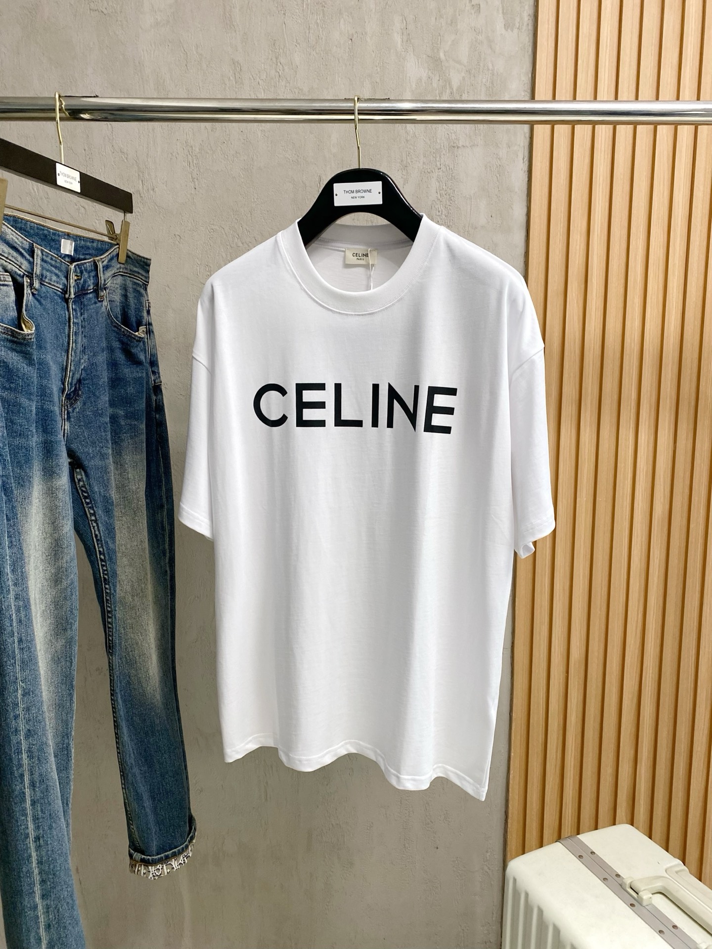 NO:141839,Seilin is the first choice for single-wearing base, high-end fabric, pure cotton fabric!  2025 spring and summer new product short-sleeved fashion classic round neck short-sleeved fashion item design, more fashionable and comfortable, high-standard customization, very stylish upper body, classic LOGO pattern on the chest brand customer-supplied auxiliary materials, customer-supplied imported high-end fabric with very delicate texture, exquisite details and exquisite craftsmanship, extremely shaping item, can be matched with any fashion, super good style, a must-have item for trendy men Size XS-L,, T-shirt, alexander wang19860909赛林单穿打底都是首选 高定面料纯棉面料！2025春夏新品短袖时尚经典圆领短袖时尚单品设计,更加时尚舒适,高标准定制,上身非常有型,胸前品牌经典LOGO 图案 客供辅料,客供进口高档面料质感非常细腻,细节工艺精湛考究,塑造性极高的一款单品,任何时装都可以搭配,版型超级好 潮男必备单品 尺码XS-L,,T-shirt,alexander wang,Men's clothing