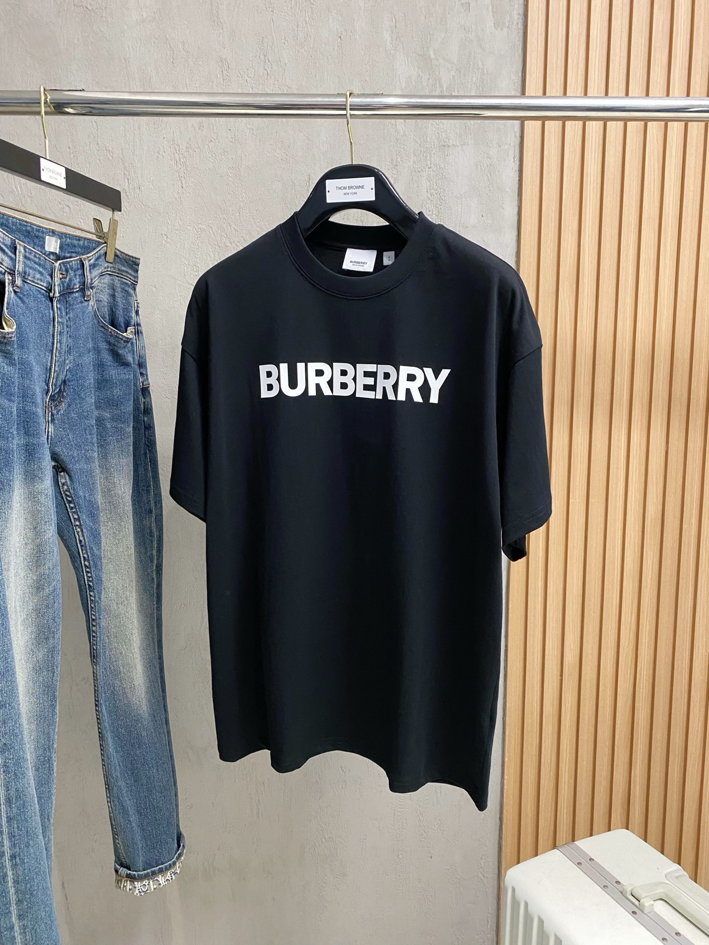 NO:141841,Burberry's single-wear base is the first choice, high-end fabric, pure cotton fabric!  2025 spring and summer new product short-sleeved fashion classic round neck short-sleeved fashion item design, more fashionable and comfortable, high-standard customization, very stylish upper body, classic LOGO pattern on the chest brand customer-supplied auxiliary materials, customer-supplied imported high-end fabrics with very delicate texture, exquisite details and exquisite craftsmanship, extremely shaping item, can be matched with any fashion, super good style, a must-have item for trendy men Size XS-L,,burberry,T-shirt,alexander wang19860909巴宝莉单穿打底都是首选 高定面料纯棉面料！2025春夏新品短袖时尚经典圆领短袖时尚单品设计,更加时尚舒适,高标准定制,上身非常有型,胸前品牌经典LOGO 图案 客供辅料,客供进口高档面料质感非常细腻,细节工艺精湛考究,塑造性极高的一款单品,任何时装都可以搭配,版型超级好 潮男必备单品 尺码XS-L,,burberry,T-shirt,alexander wang,Men's clothing