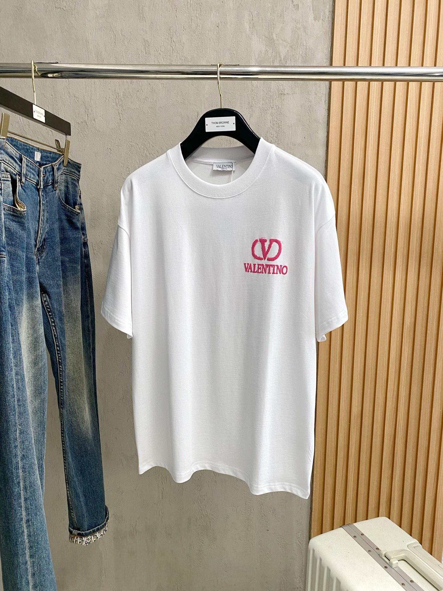 NO:141844,Valentino is the first choice for base-wearing, high-end fabric, pure cotton fabric!  2025 spring and summer new product short-sleeved fashion classic round neck short-sleeved fashion item design, more fashionable and comfortable, high-standard customization, very stylish upper body, classic LOGO pattern on the chest brand customer-supplied auxiliary materials, customer-supplied imported high-end fabric with very delicate texture, exquisite details and exquisite craftsmanship, extremely shaping item, can be matched with any fashion, super good style, a must-have item for trendy men Size XS-L, valentino, T-shirt, alexander wang19860909华伦天奴穿打底都是首选 高定面料纯棉面料！2025春夏新品短袖时尚经典圆领短袖时尚单品设计,更加时尚舒适,高标准定制,上身非常有型,胸前品牌经典LOGO 图案 客供辅料,客供进口高档面料质感非常细腻,细节工艺精湛考究,塑造性极高的一款单品,任何时装都可以搭配,版型超级好 潮男必备单品 尺码XS-L,,valentino,T-shirt,alexander wang,Men's clothing