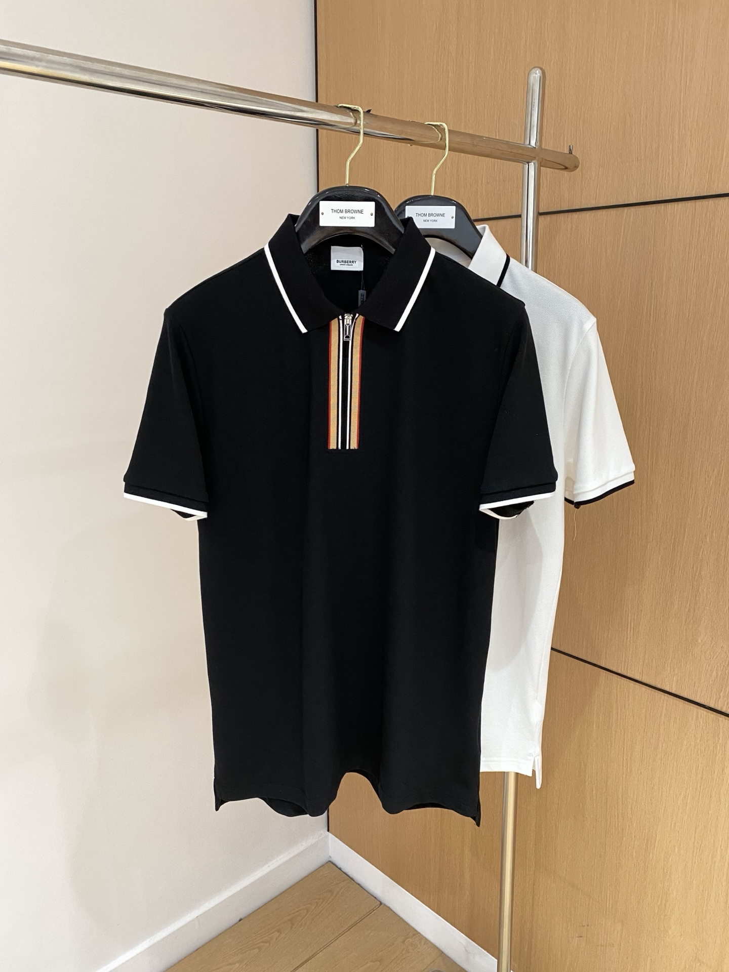 NO:758747,The 2026 spring and summer new men's logo short-sleeved polo shirt continues the classic business casual lapel polo shirt. This polo shirt is made of piqué cotton fabric, and the timeless design can transcend fashion trends. The classic style, the ym brand LOGO is three-dimensional and unique, making the whole body more detailed. The fitted version is comfortable, skin-friendly, and breathable. It is practical for daily commuting and leisure. Highly recommended. Size M-3XL, T-shirt,198609092026春夏新款男士标识短袖polo衫,延续经典商务休闲翻领POLO恤.该款Polo衫采用珠地棉面料制成,隽永设计可跨越时尚潮流.经典款型,ym品牌LOGO立体别致,让整体更具细节感 合体的版型,舒适,亲肤,透气好,平时通勤休闲都很实穿的一款 强烈推荐.尺码M-3XL,,T-shirt,,Men's clothing