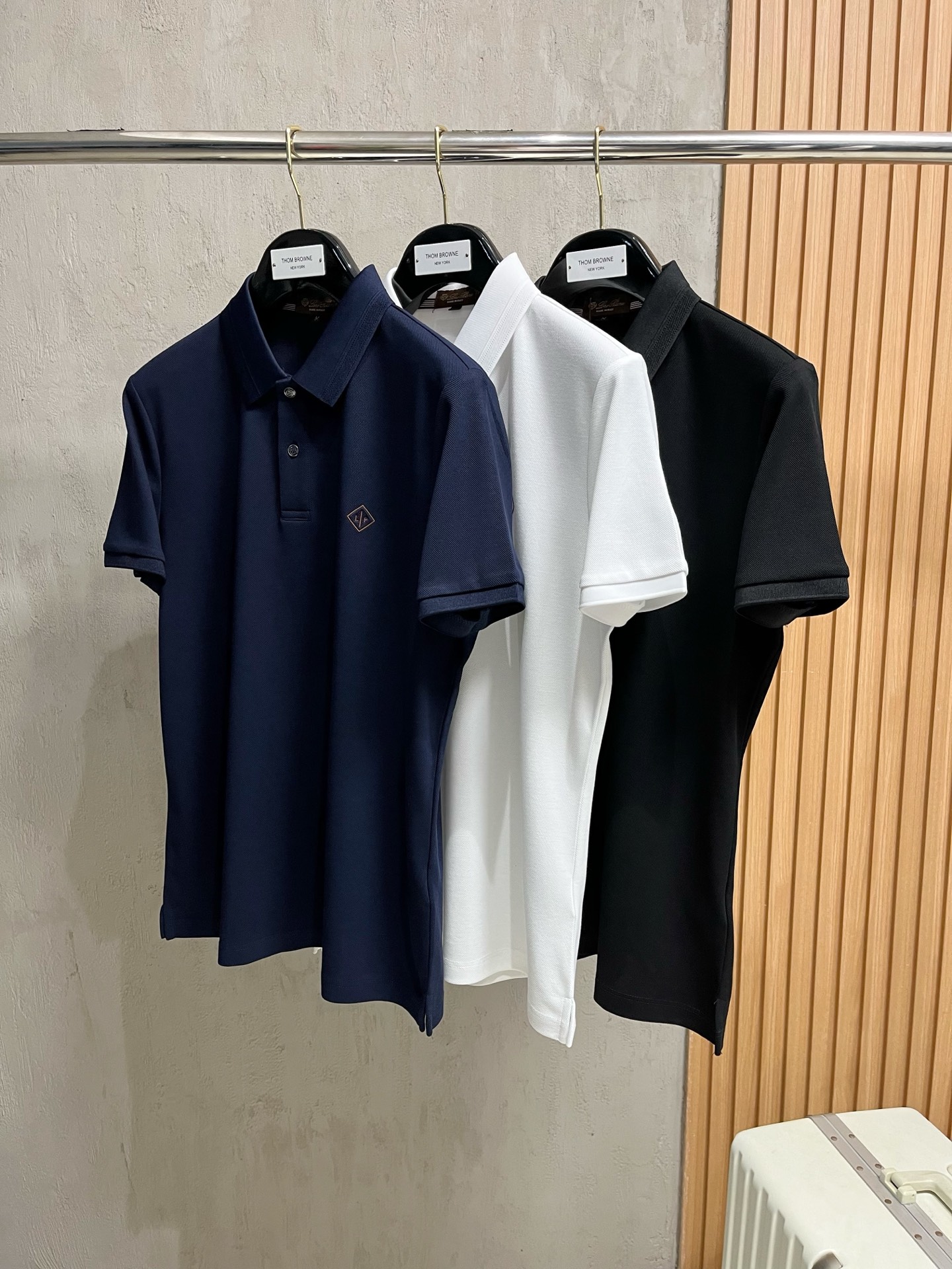 NO:428709,New product launch LP 2025ss summer new letter logo men's lapel Polo shirt!  Classic business men's style, high-end men's style at the ceiling level of business men's style!  Simple, fashionable and elegant, single-wearing inner wear is decent, quality control/detail control takes away, low-key, luxurious and connotative!  Customer-supplied fixed mesh flooring cotton cloth is carefully made, the surface of the fabric is evenly arranged and neatly arranged, with excellent breathability and heat dissipation and sweat resistance, and the comfort level of the upper body is completely better than that of ordinary single-sided sweat cloth tissue!  The classic brand LOGO logo on the chest is created with top-level craftsmanship. The LOGO has three-dimensional, clear and full texture, and is an extraordinary product in the classic field whether it is inner wear or single wear!  The exquisite cutting process, the processing of every detail is very standard and delicate, and it is comparable to that of ordinary LOW products on the market. Men must enter the basic versatile Polo shirts!  Multi-color Size M-4xl, loro piana, alexander wang19860909新品上市 LP 2025ss夏季新款字母logo男士翻领Polo衫！经典商务男款,高端男装的天花板级别的商务男款！简约时尚大气不失优雅,单穿内搭体面过人,品质控/细节控的闭眼带走,低调又奢华有内涵！ 客供定织网眼珠地棉布精心制成,面料表面排列均匀整齐的网眼纹理,透气性和散热排汗性极佳,上身舒适程度完全优于普通单面汗布组织！胸前经典的品牌LOGO标识,采用顶级工艺打造,LOGO立体清晰饱满,质感非凡的特质,无论是内搭还是单穿都是一款经典领域的产品！精妙绝伦的裁剪工艺,每一个细节处理的非常标准细腻,非市面一般LOW货可以媲美的,男士必入基础百搭款Polo衫推荐！ 颜色多颜色 尺码M-4xl,,loro piana,alexander wang,Men's clothing