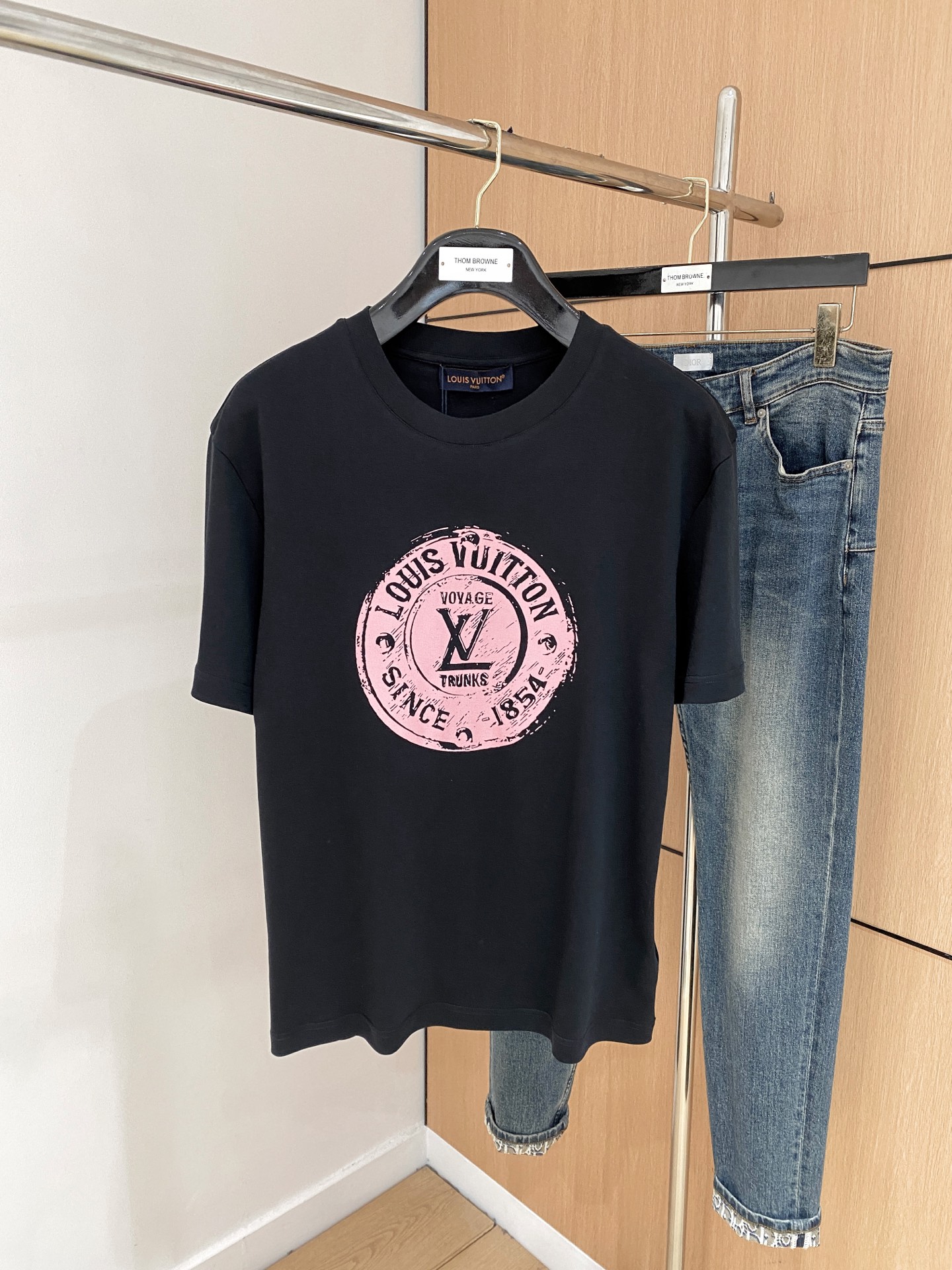 NO:519885,LV2025 spring and summer new short-sleeved T-shirt for men and women, the latest model is exclusively available on the entire network!  !  ~ It is classic and fashionable and versatile, who doesn’t like it? It will show the classic again. It is very pleasing to the eye and comes with a low luxury halo and recognition!  The traditional brand concept and modern advanced technology are perfectly combined. Coupled with the extremely modern and simple design, the exclusive logo pattern towel embroidery design!  Customized 100% imported pure cotton fabric!  The texture of this model is quite touching, the specifications and grades are known with tentacles. The degree of delicateness and breathability are top-notch!  Size M-3XL, louis vuitton, T-shirt,tees, t-shirt,alexander wang19860909LV2025春夏新款男女同款短袖T恤,最新款全网独家首上！！~既经典有时尚百搭,谁不爱啊,将经典再次展现,非常的耐看,自带低奢光环与辨识度！传统的品牌理念和现代化的先进技术进行了完美结合.加上极其现代摩登风范的简约设计,专属logo图案毛巾绣设计！定制百分百进口纯棉面料！此款的质感相当感人 触手便知规格档次 细腻程度与透气效果堪称顶级！尺码M-3XL,,louis vuitton,T-shirt,tees，t-shirt,alexander wang,Men's clothing