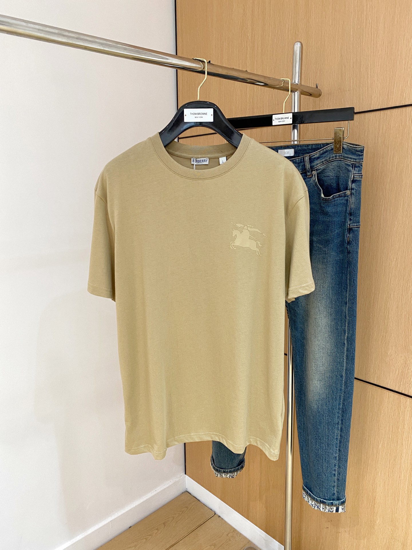 NO:519887,Burberry's new spring and summer 2025 short-sleeved T-shirt for men and women, the latest model is exclusively available on the entire network!  !  ~ It is classic and fashionable and versatile, who doesn’t like it? It will show the classic again. It is very pleasing to the eye and comes with a low luxury halo and recognition!  The traditional brand concept and modern advanced technology are perfectly combined. Coupled with the extremely modern and simple design, the exclusive logo pattern towel embroidery design!  Customized 100% imported pure cotton fabric!  The texture of this model is quite touching, the specifications and grades are known with tentacles. The degree of delicateness and breathability are top-notch!  Size M-3XL, Burberry, T-shirt,tees, t-shirt,alexander wang19860909巴宝莉2025春夏新款男女同款短袖T恤,最新款全网独家首上！！~既经典有时尚百搭,谁不爱啊,将经典再次展现,非常的耐看,自带低奢光环与辨识度！传统的品牌理念和现代化的先进技术进行了完美结合.加上极其现代摩登风范的简约设计,专属logo图案毛巾绣设计！定制百分百进口纯棉面料！此款的质感相当感人 触手便知规格档次 细腻程度与透气效果堪称顶级！尺码M-3XL,,burberry,T-shirt,tees，t-shirt,alexander wang,Men's clothing