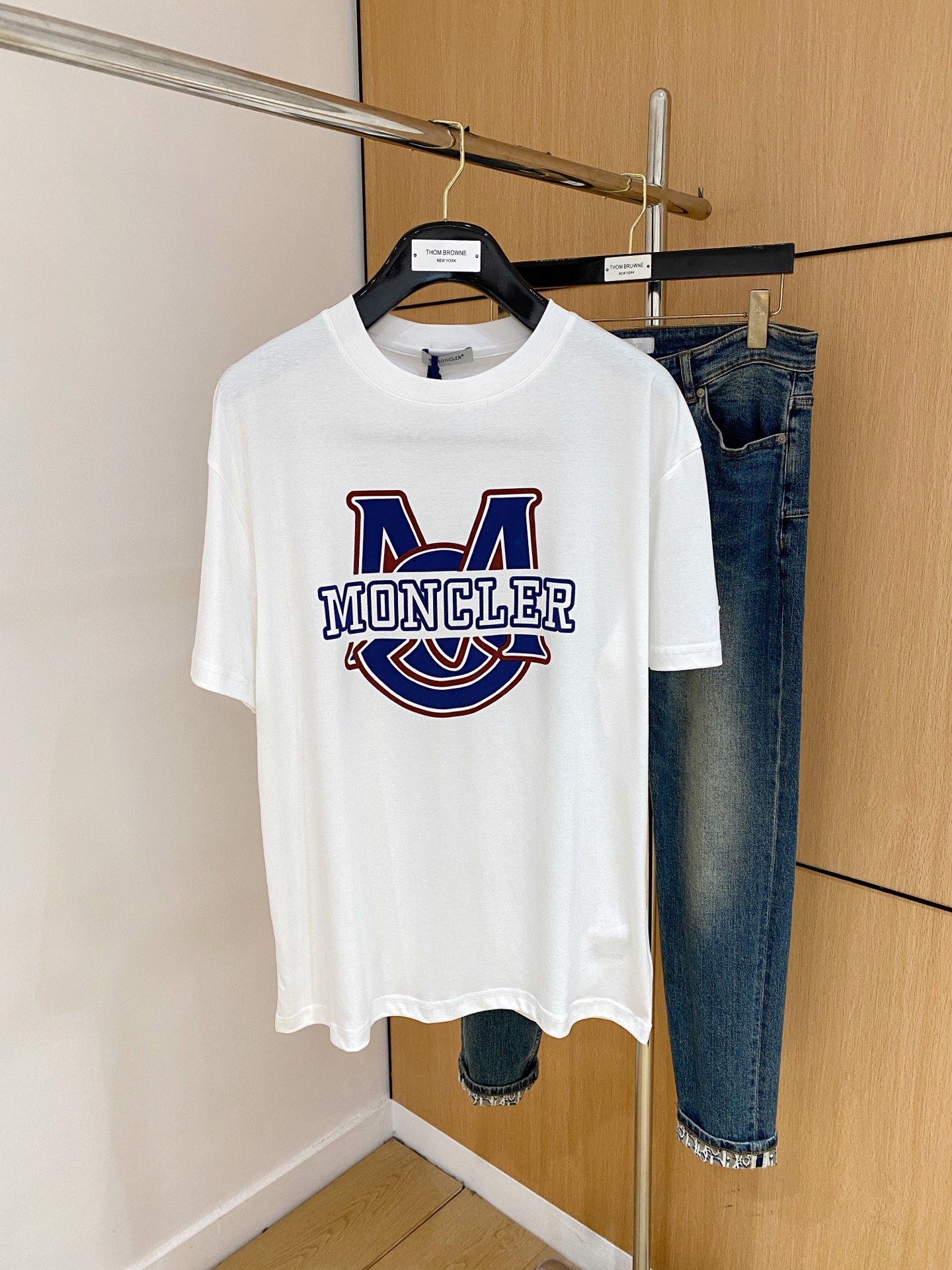 NO:519889,The new short-sleeved T-shirt for men and women in spring and summer, the latest model is exclusively available on the entire network!  !  ~ It is classic and fashionable and versatile, who doesn’t like it? It will show the classic again. It is very pleasing to the eye and comes with a low luxury halo and recognition!  The traditional brand concept and modern advanced technology are perfectly combined. Coupled with the extremely modern and simple design, the exclusive logo pattern towel embroidery design!  Customized 100% imported pure cotton fabric!  The texture of this model is quite touching, the specifications and grades are known with tentacles. The degree of delicateness and breathability are top-notch!  Size M-3XL, Moncler, T-shirt,tees, t-shirt,alexander wang19860909蒙口2025春夏新款男女同款短袖T恤,最新款全网独家首上！！~既经典有时尚百搭,谁不爱啊,将经典再次展现,非常的耐看,自带低奢光环与辨识度！传统的品牌理念和现代化的先进技术进行了完美结合.加上极其现代摩登风范的简约设计,专属logo图案毛巾绣设计！定制百分百进口纯棉面料！此款的质感相当感人 触手便知规格档次 细腻程度与透气效果堪称顶级！尺码M-3XL,,Moncler,T-shirt,tees，t-shirt,alexander wang,Men's clothing