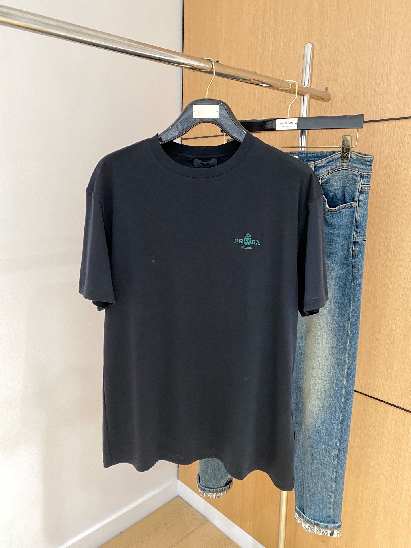 NO:141863,Prada's new short-sleeved T-shirt for men and women in spring and summer, the latest model is exclusively available on the entire network!  !  ~ It is classic and fashionable and versatile, who doesn’t like it? It will show the classic again. It is very pleasing to the eye and comes with a low luxury halo and recognition!  The traditional brand concept and modern advanced technology are perfectly combined. Coupled with the extremely modern and simple design, the exclusive logo pattern towel embroidery design!  Customized 100% imported pure cotton fabric!  The texture of this model is quite touching, the specifications and grades are known with tentacles. The degree of delicateness and breathability are top-notch!  Size S-2xL, prada, T-shirt,tees, t-shirt,alexander wang19860909普拉达2025春夏新款男女同款短袖T恤,最新款全网独家首上！！~既经典有时尚百搭,谁不爱啊,将经典再次展现,非常的耐看,自带低奢光环与辨识度！传统的品牌理念和现代化的先进技术进行了完美结合.加上极其现代摩登风范的简约设计,专属logo图案毛巾绣设计！定制百分百进口纯棉面料！此款的质感相当感人 触手便知规格档次 细腻程度与透气效果堪称顶级！尺码S-2xL,,prada,T-shirt,tees，t-shirt,alexander wang,Men's clothing