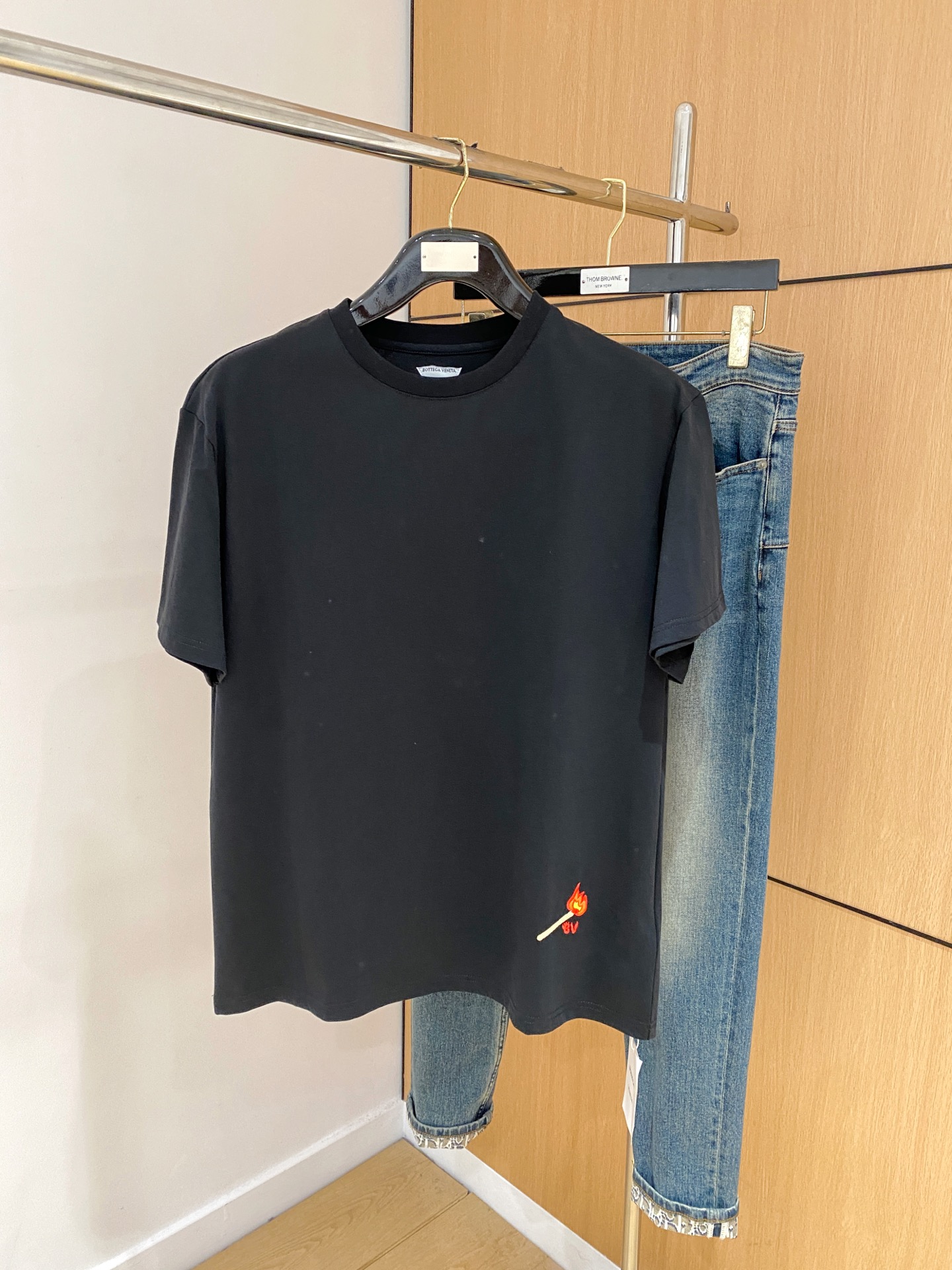 NO:141861,BV2025 spring and summer new short-sleeved T-shirt for men and women, the latest model is exclusively available on the entire network!  !  ~ It is classic and fashionable and versatile, who doesn’t like it? It will show the classic again. It is very pleasing to the eye and comes with a low luxury halo and recognition!  The traditional brand concept and modern advanced technology are perfectly combined. Coupled with the extremely modern and simple design, the exclusive logo pattern towel embroidery design!  Customized 100% imported pure cotton fabric!  The texture of this model is quite touching, the specifications and grades are known with tentacles. The degree of delicateness and breathability are top-notch!  Size S-2XL, bottega veneta, T-shirt,tees, t-shirt,alexander wang19860909BV2025春夏新款男女同款短袖T恤,最新款全网独家首上！！~既经典有时尚百搭,谁不爱啊,将经典再次展现,非常的耐看,自带低奢光环与辨识度！传统的品牌理念和现代化的先进技术进行了完美结合.加上极其现代摩登风范的简约设计,专属logo图案毛巾绣设计！定制百分百进口纯棉面料！此款的质感相当感人 触手便知规格档次 细腻程度与透气效果堪称顶级！尺码S-2XL,,bottega veneta,T-shirt,tees，t-shirt,alexander wang,Men's clothing